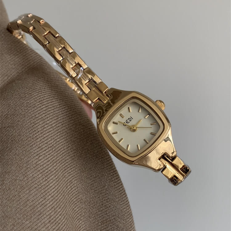 Minimalist Style Gold Round Face Chain Watch