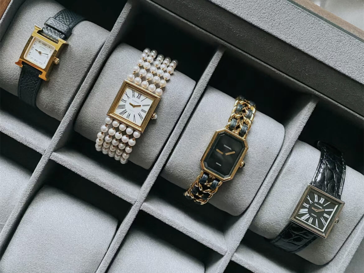 Women's watch display picture