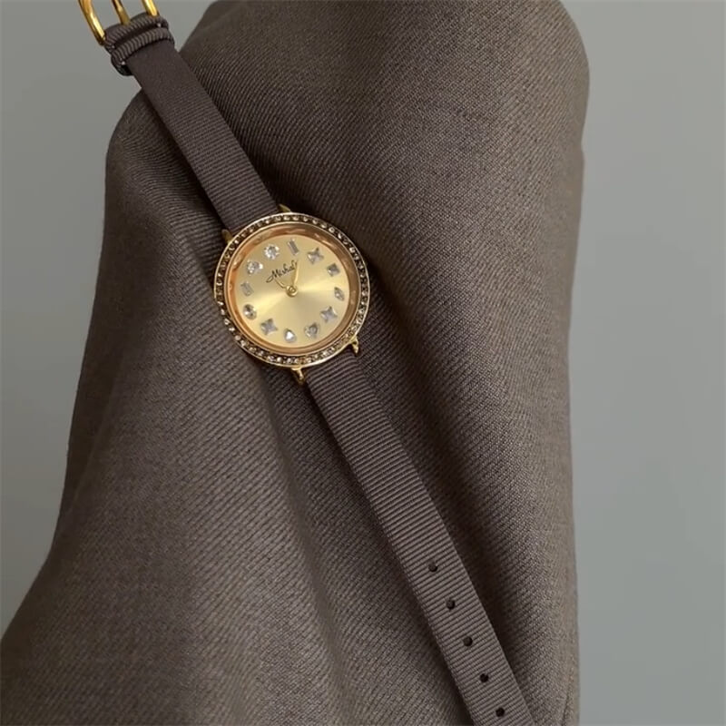 Vintage Style Gold Round Face Watch For Ladies
