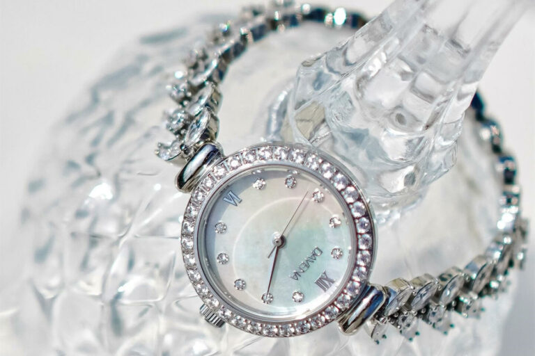 Women's round dial inlaid zircon stainless steel watch
