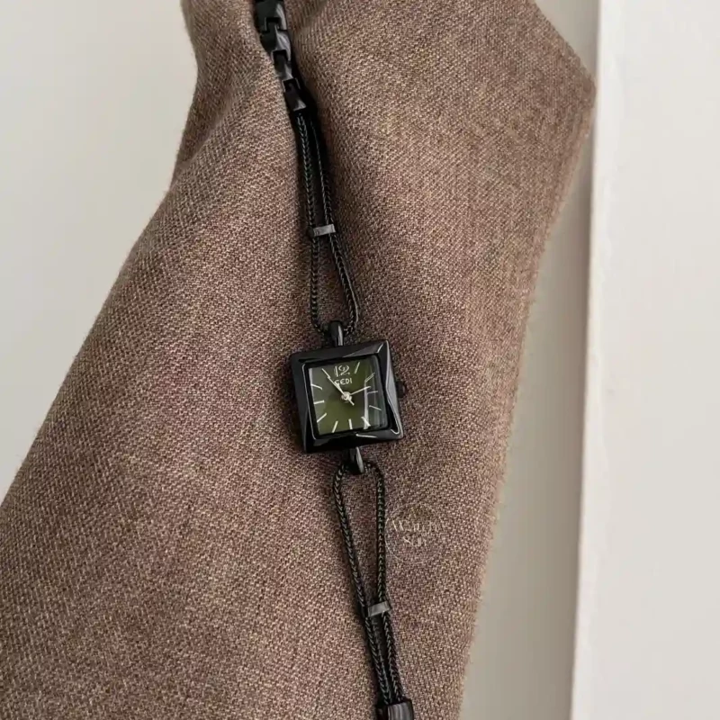 Vintage-Inspired Emerald Green Dial Suqare Laides Watch Black Chain Bracelet Watch for Women