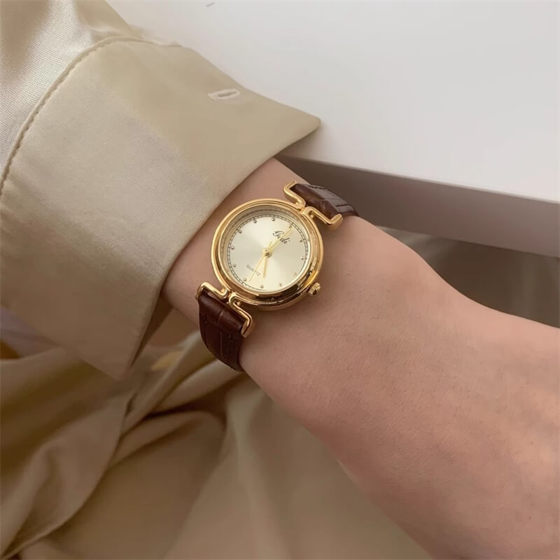 Retro Gold Dial Round Watch