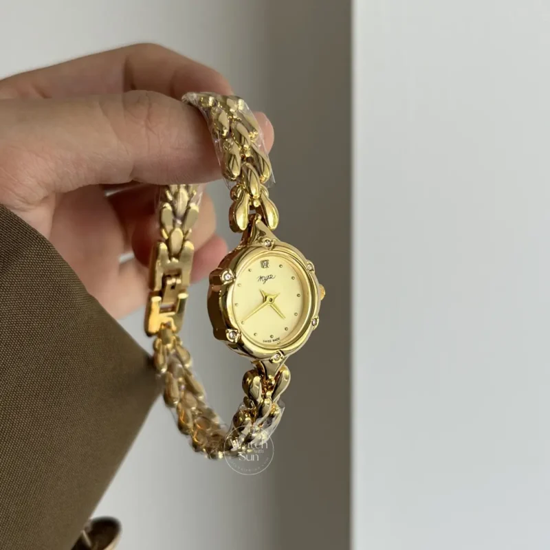Vintage-Inspired Gold Round Face Bracelet Watch for Women