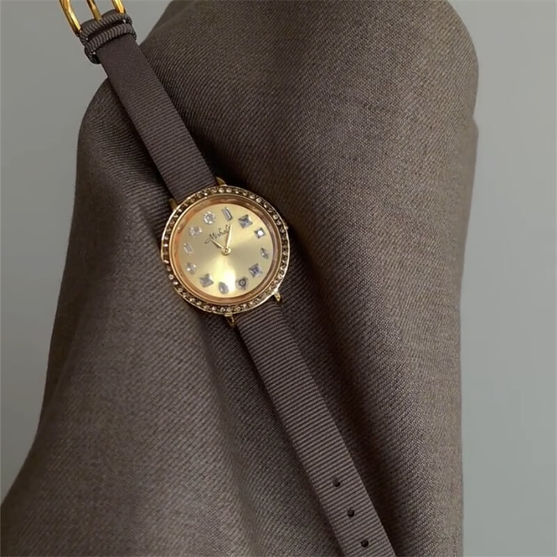 Vintage Style Gold Round Face Watch For Ladies