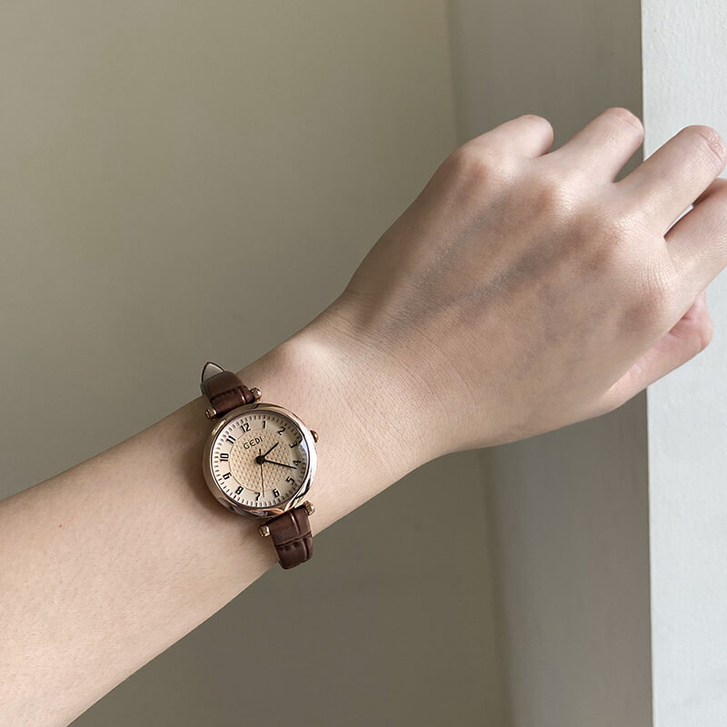 Classic Brown/Black Round Leather Wristwatch