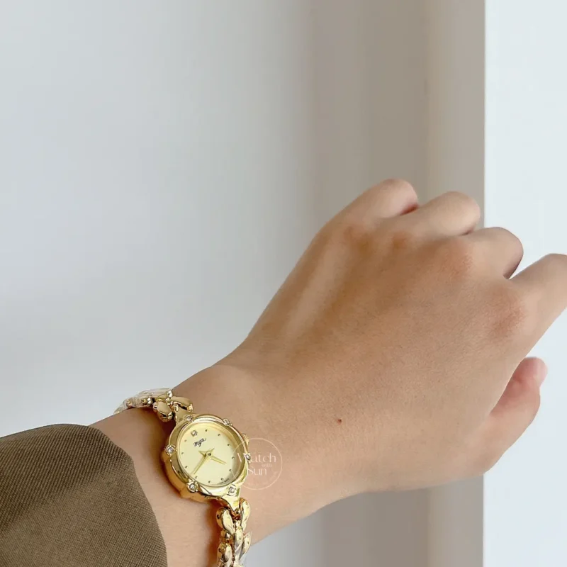 Vintage-Inspired Gold Round Face Bracelet Watch for Women
