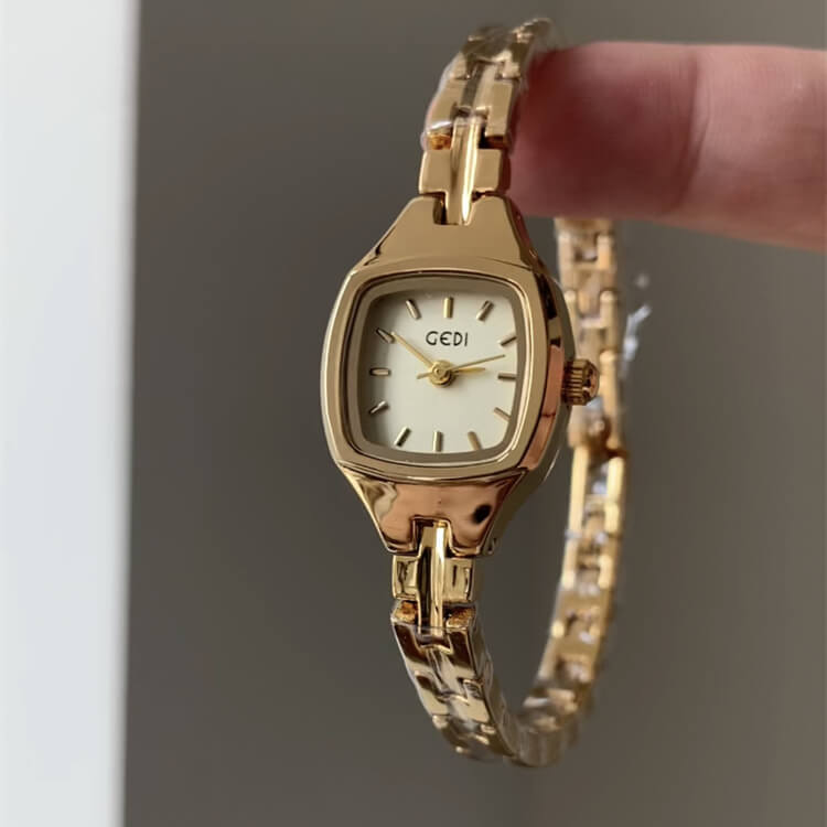 Minimalist Style Gold Round Face Chain Watch