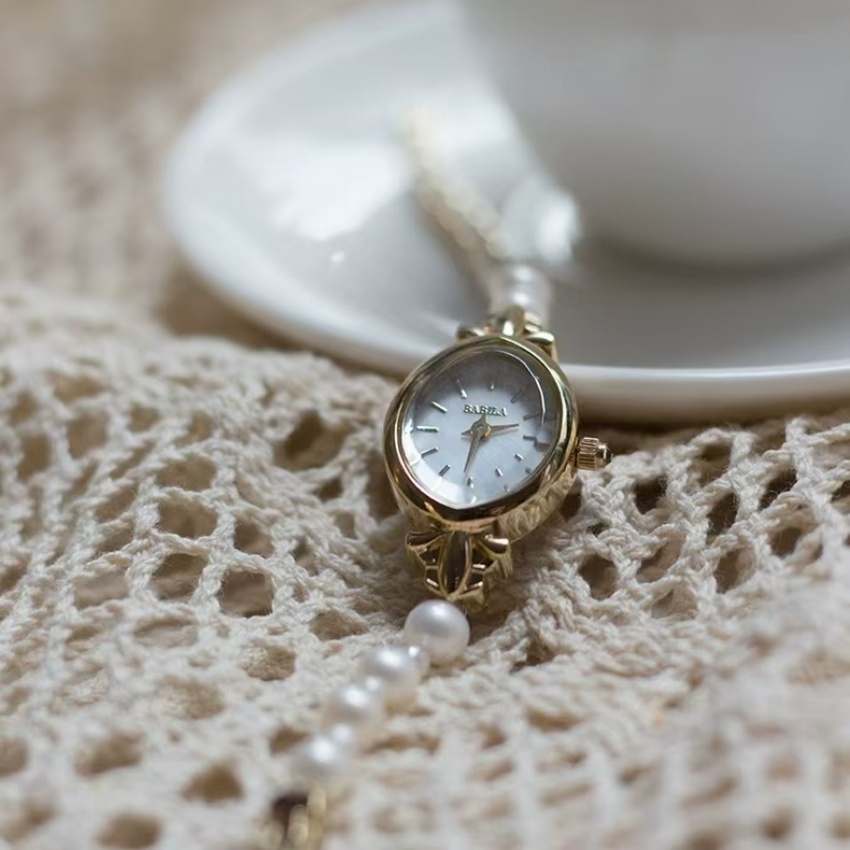 Vintage Style Round Face Pearl Chain Women's Watch
