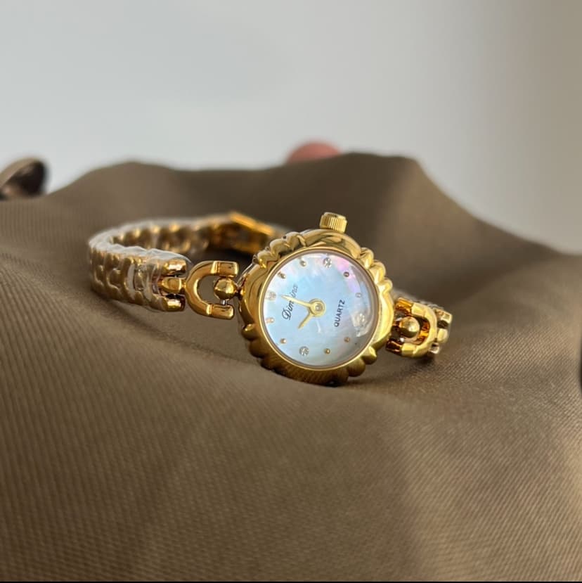 Chic Round Mother-of-Pearl Dial Stainless Steel Strap Watch