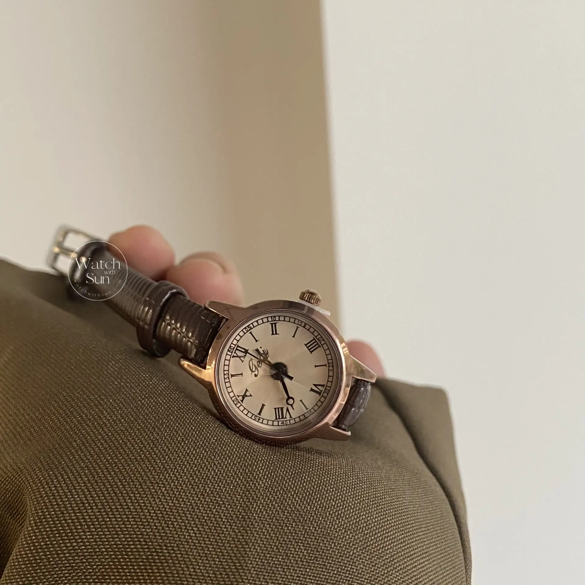 Vintage Style Small Round Face Genuine Leather Watch for Women