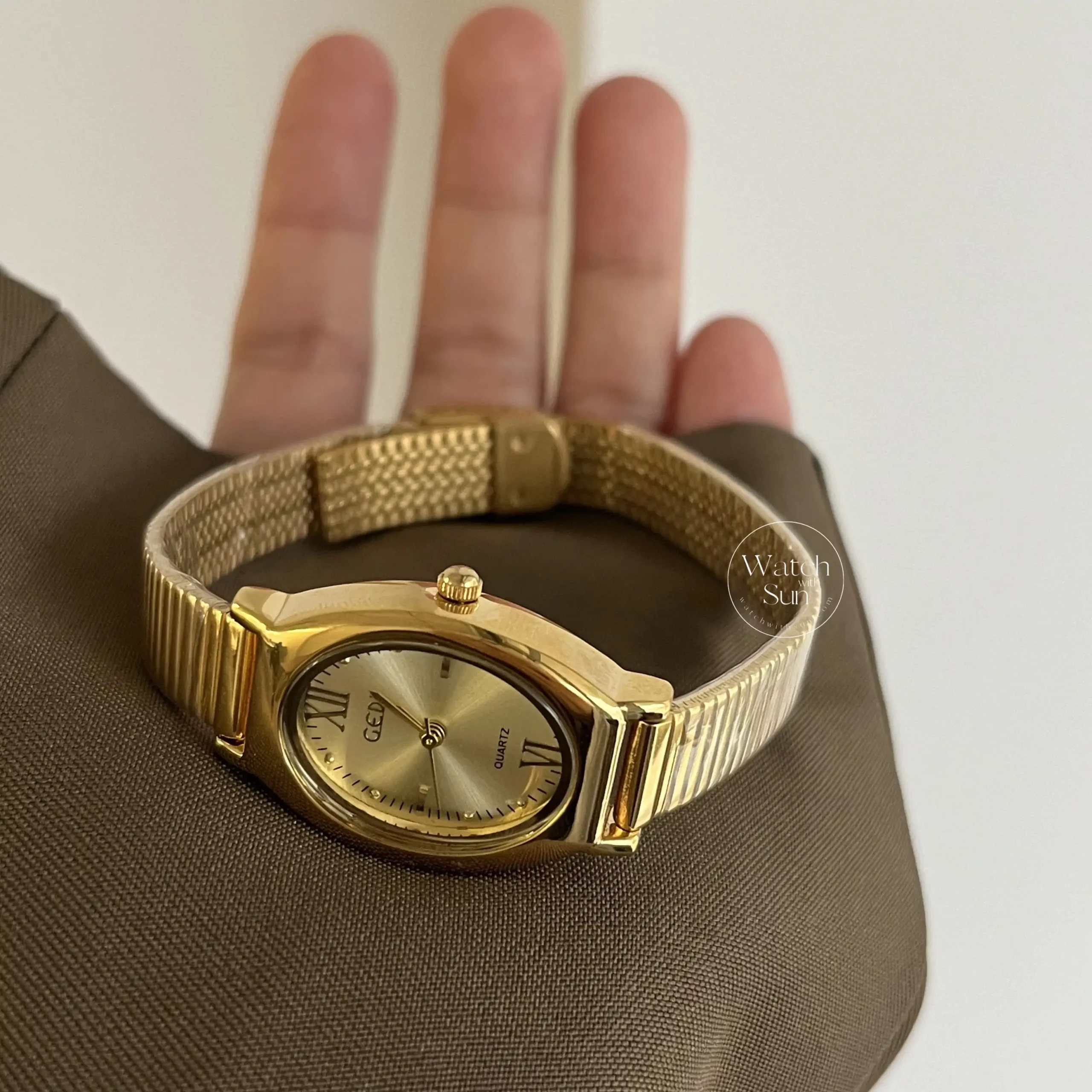 Chic Style Gold Emerald Green Oval Bracelet Ladies Watch