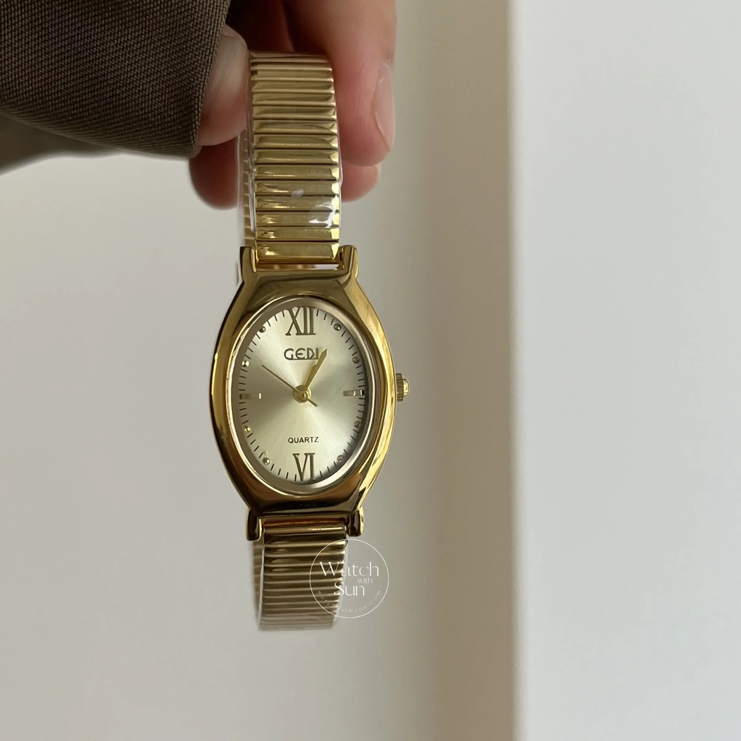 Chic Style Gold Emerald Green Oval Bracelet Ladies Watch