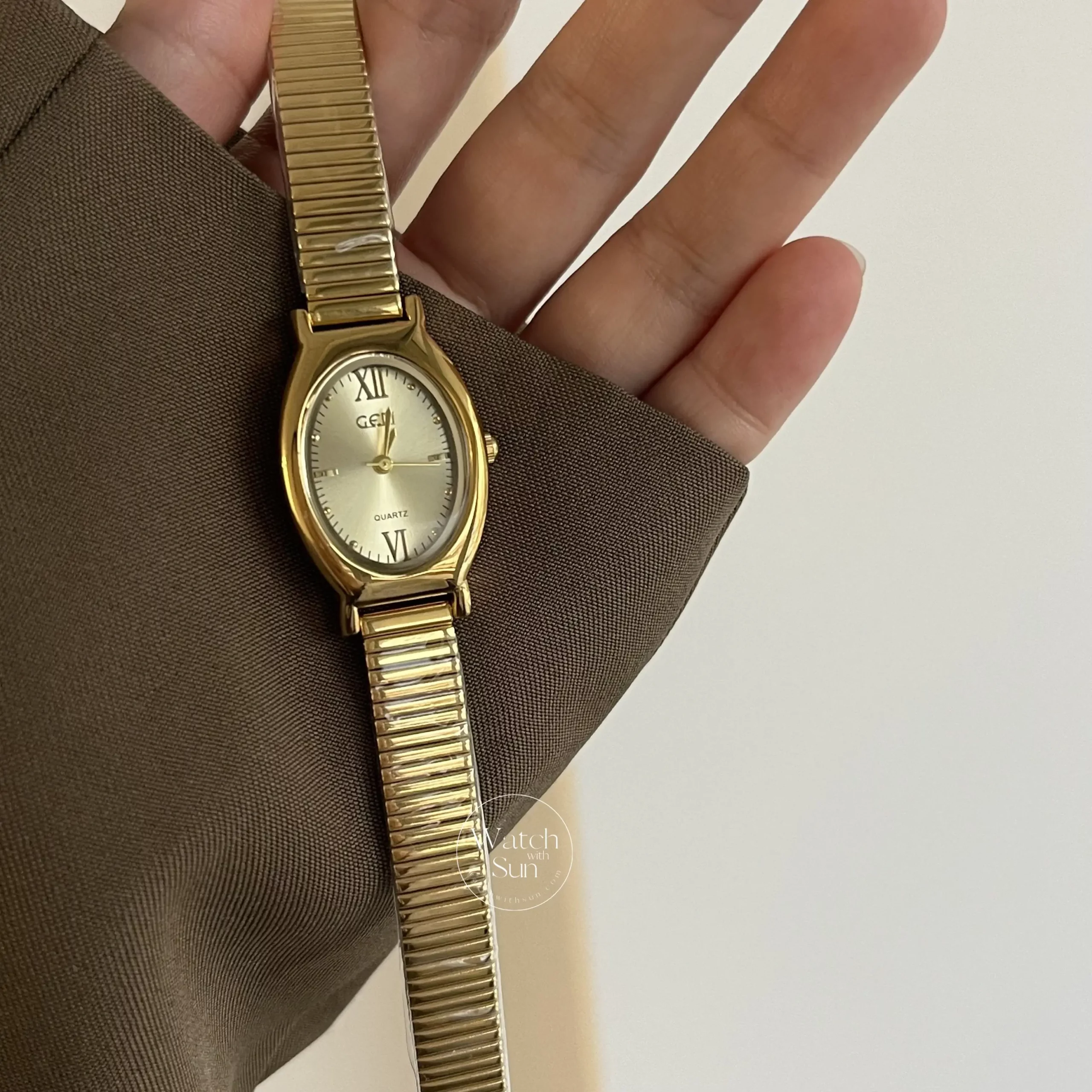 Chic Style Gold Emerald Green Oval Bracelet Ladies Watch