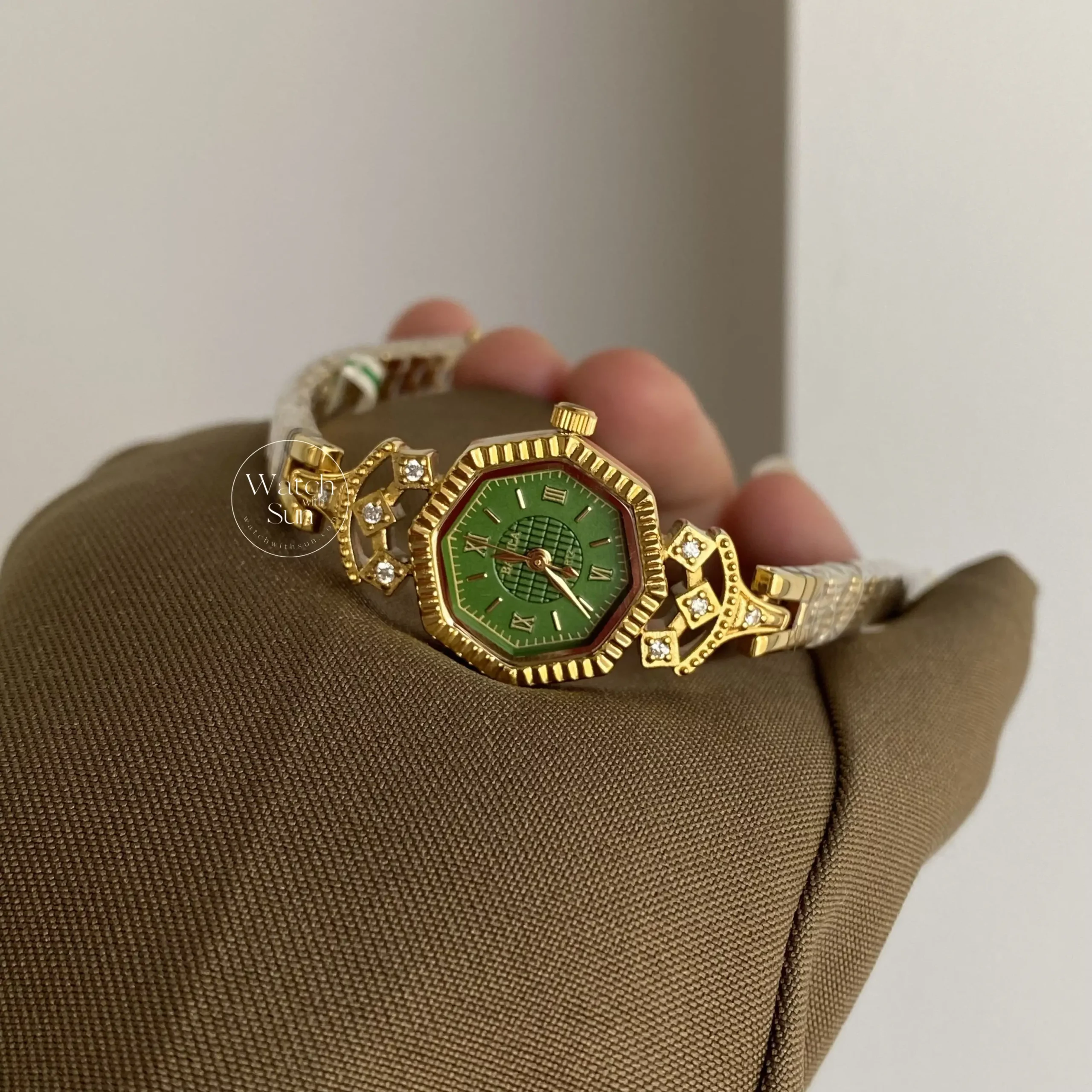 Vintage Style Emerald Green Bracelet Ladies Watch