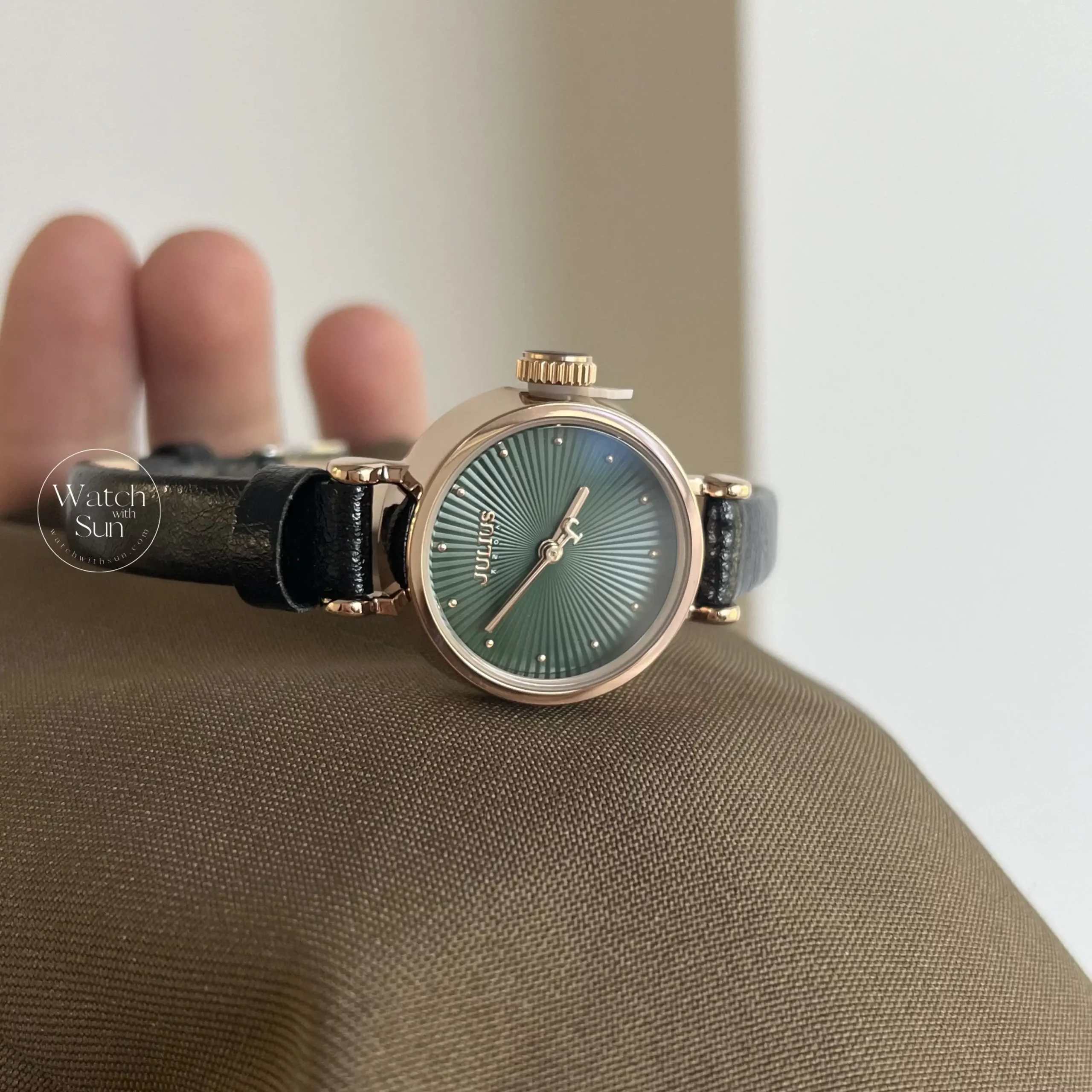 Vintage Style Green Round Face Leather Watch