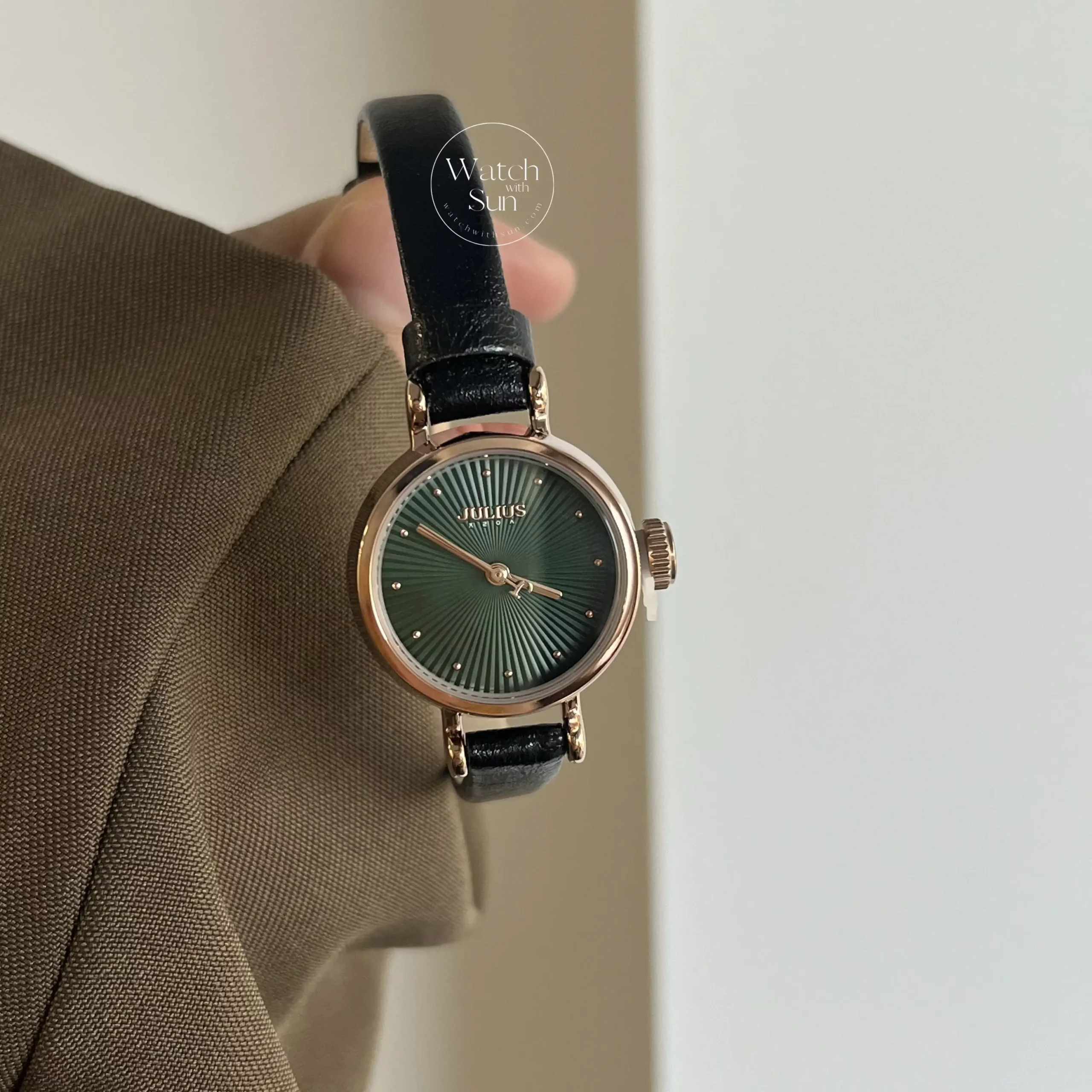 Vintage Style Green Round Face Leather Watch