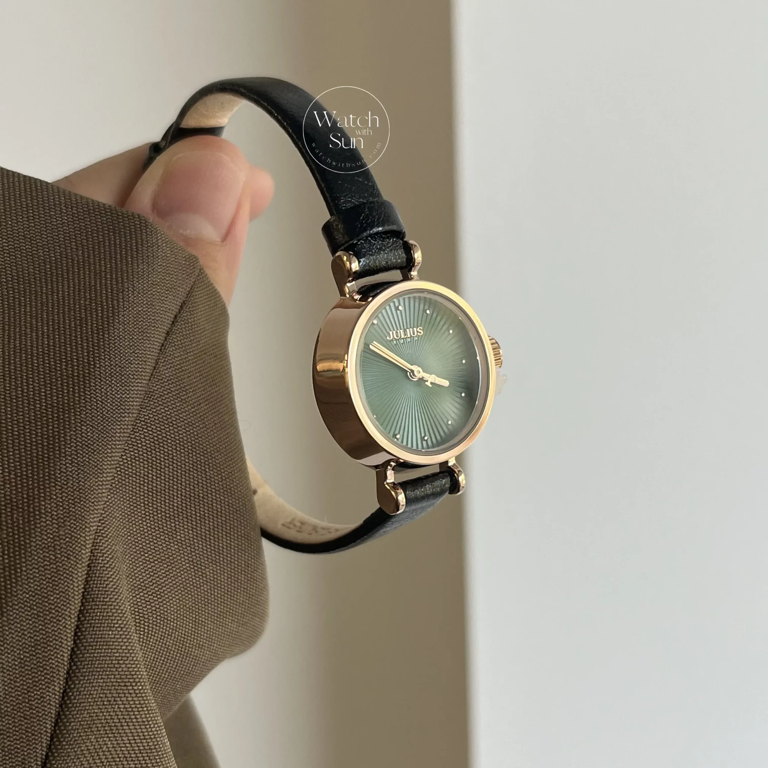 Vintage Style Green Round Face Leather Watch