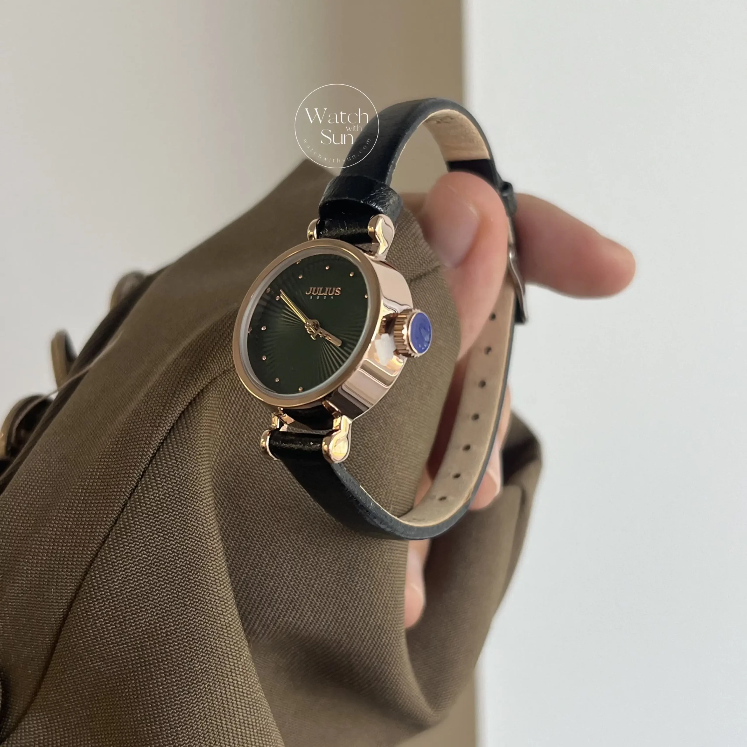 Vintage Style Green Round Face Leather Watch