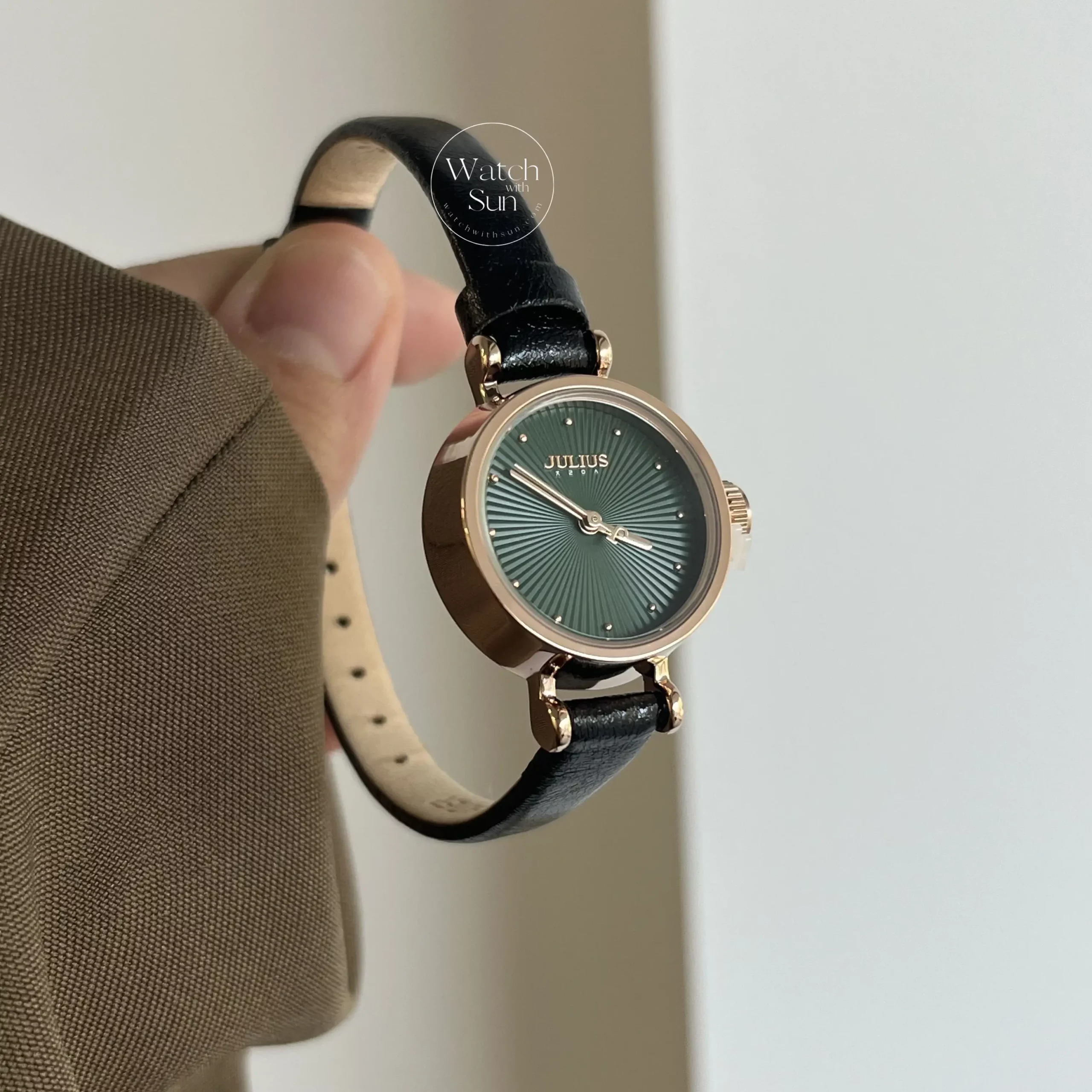 Vintage Style Green Round Face Leather Watch