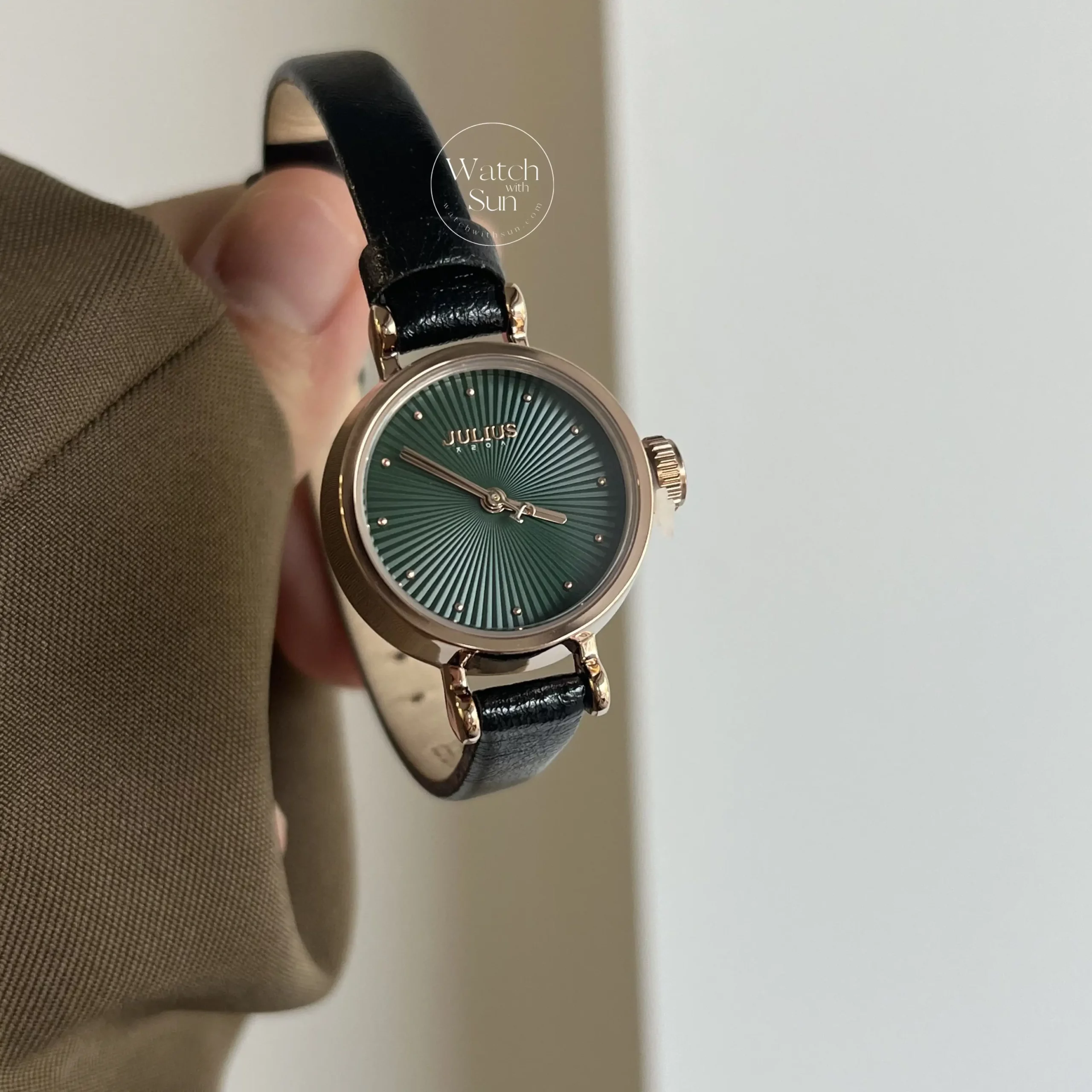 Vintage Style Green Round Face Leather Watch