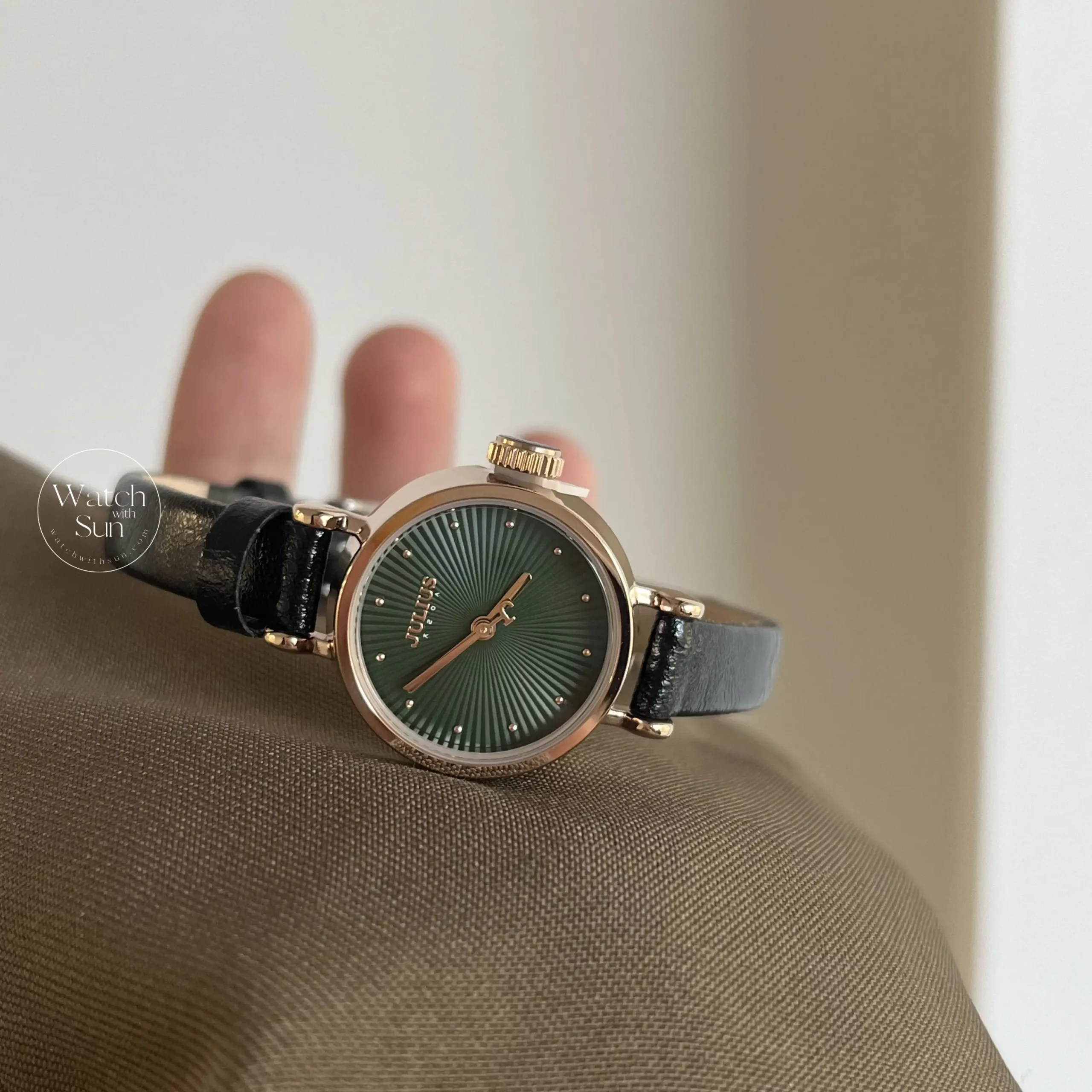 Vintage Style Green Round Face Leather Watch