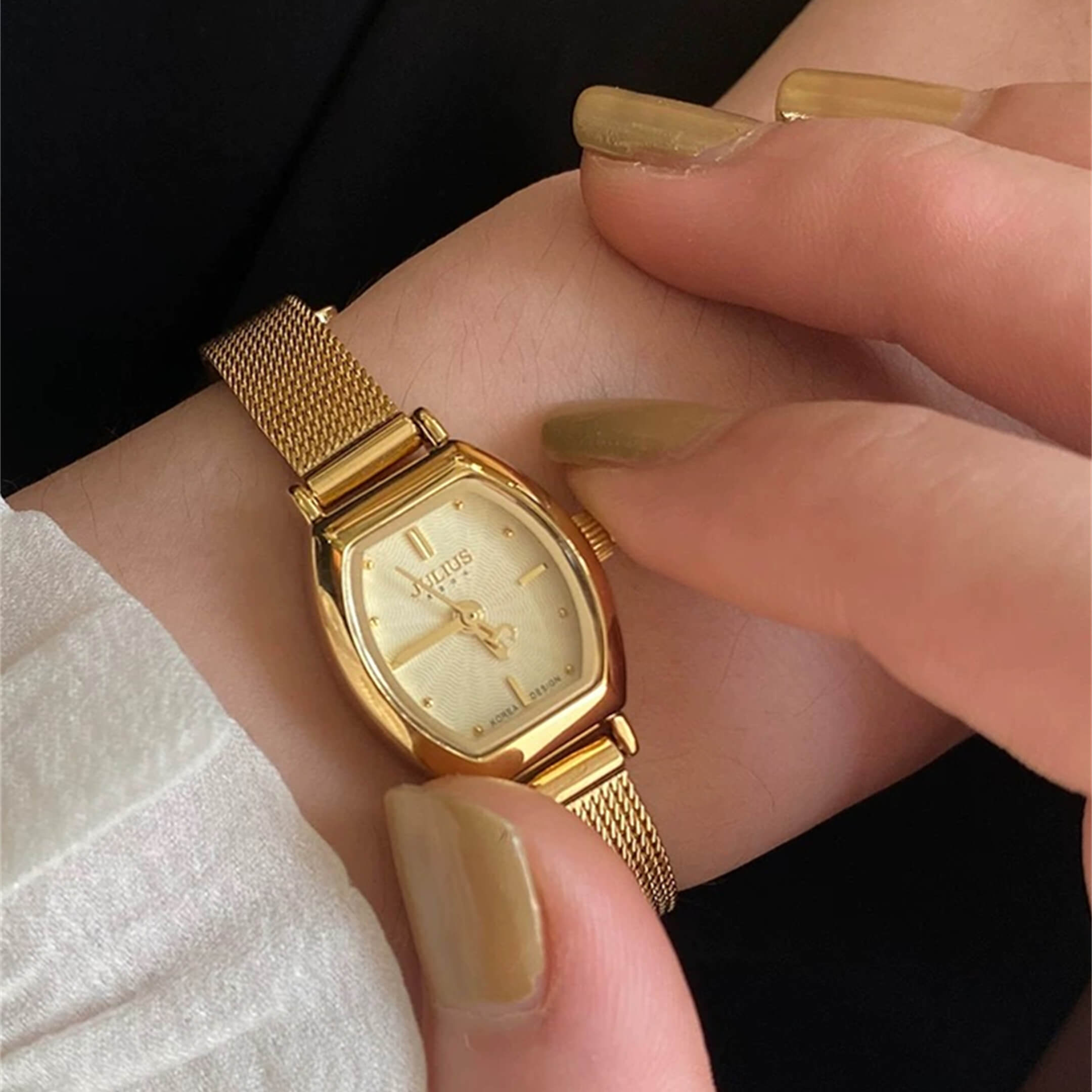 Ladies dainty small wristwatch