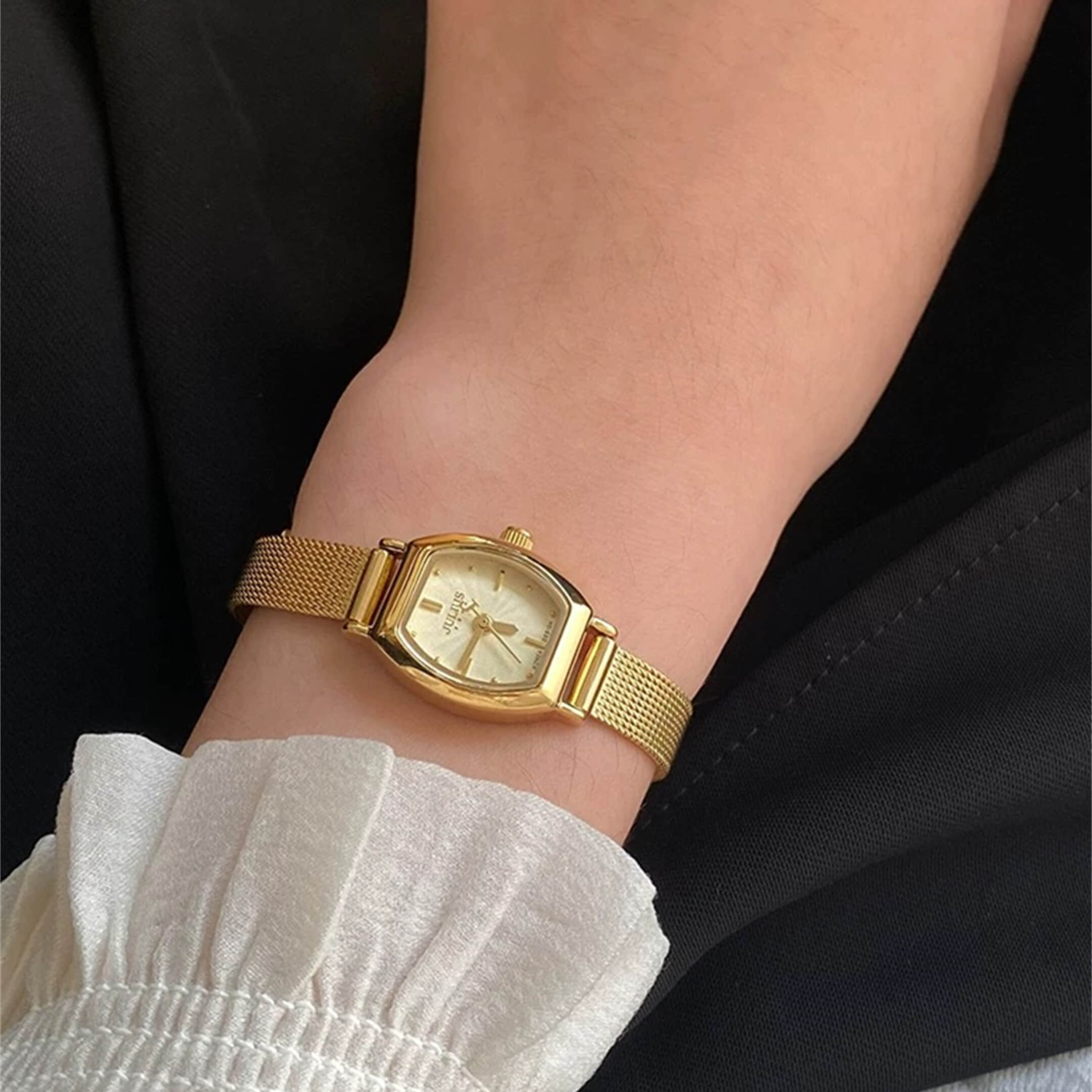 Ladies dainty small wristwatch