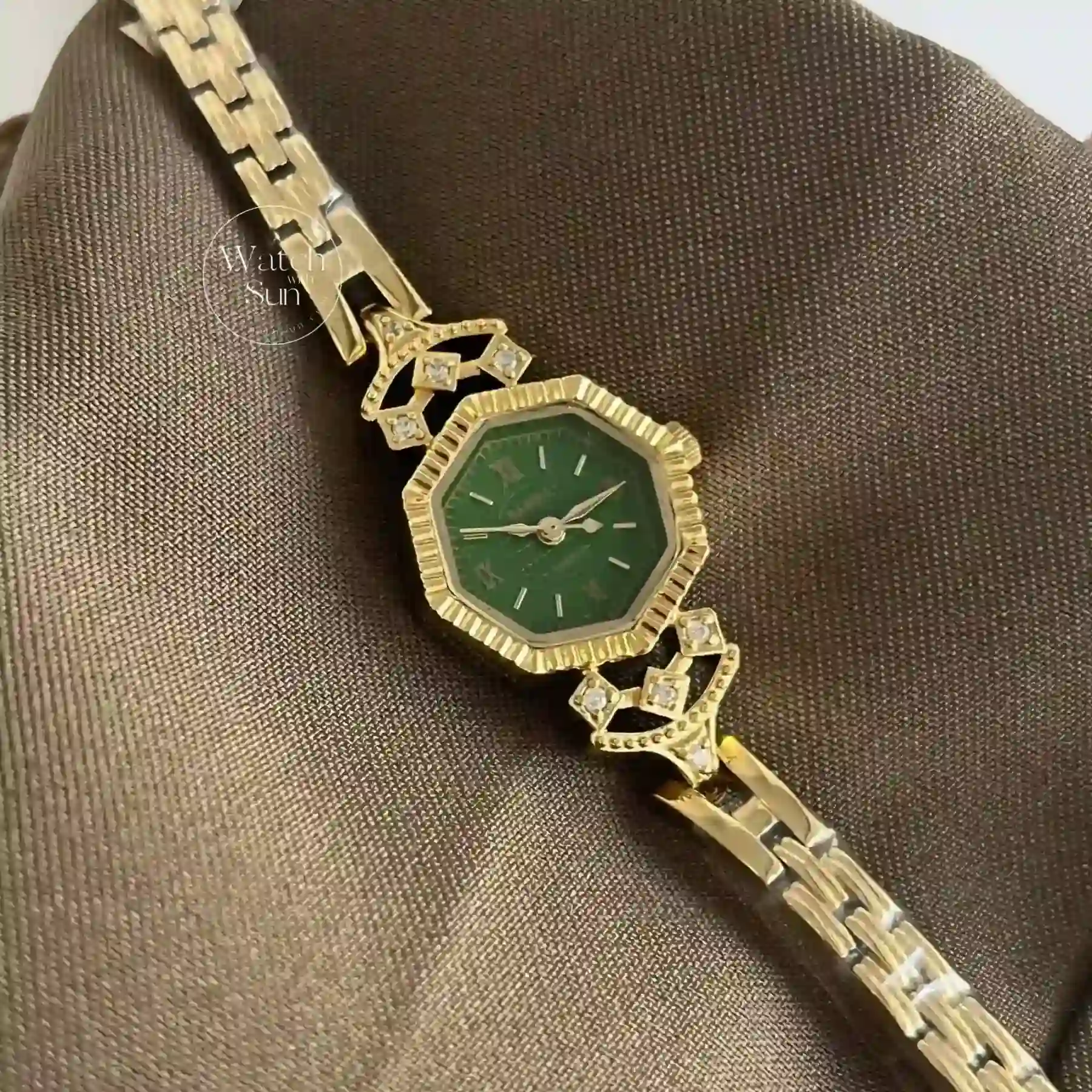 Vintage Style Emerald Green Color Dial Gold Bracelet Watch
