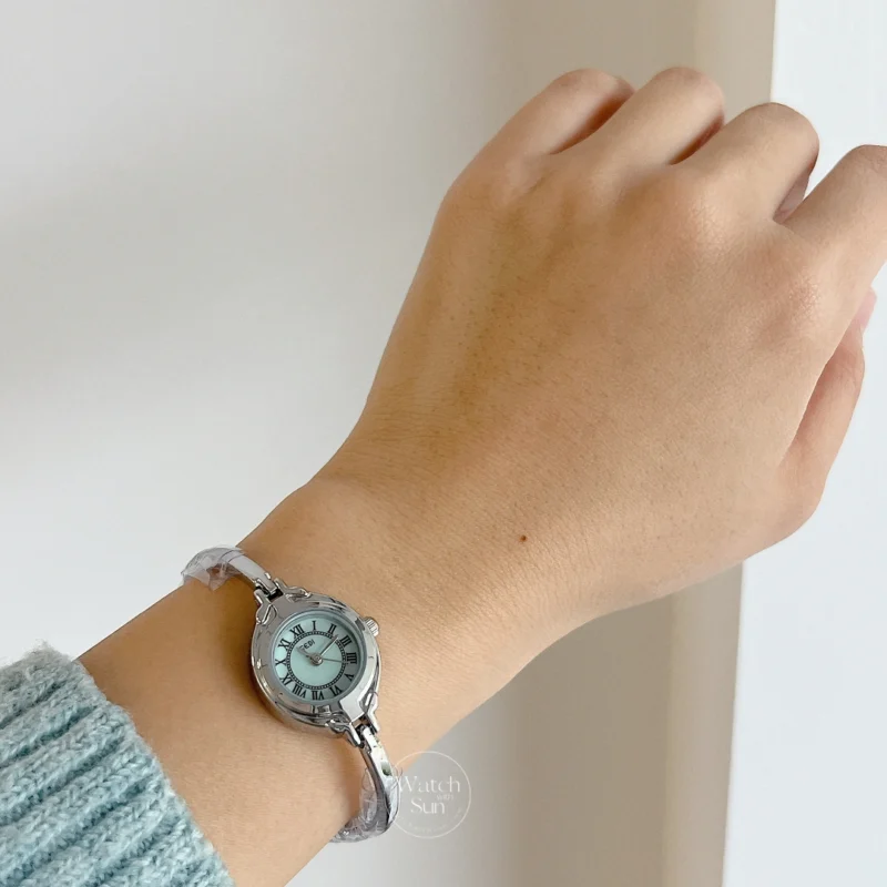 Vintage Style Gold/Silver-Blue Round Face Bracelet Watch