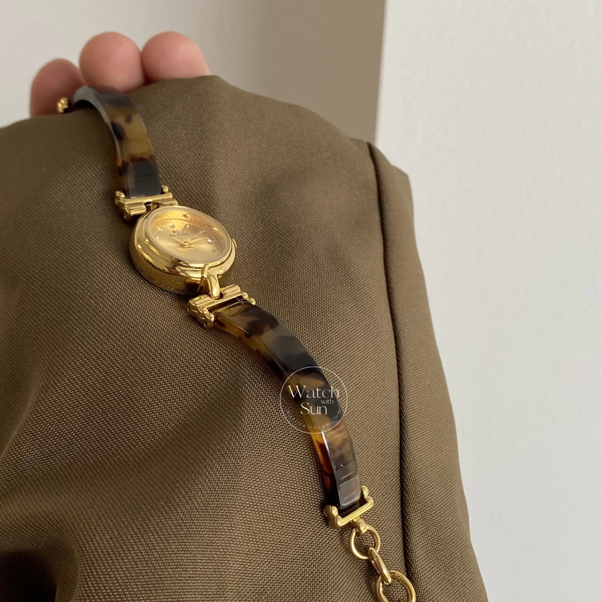 Irregular Resin Small Round Face Bracelet Watch