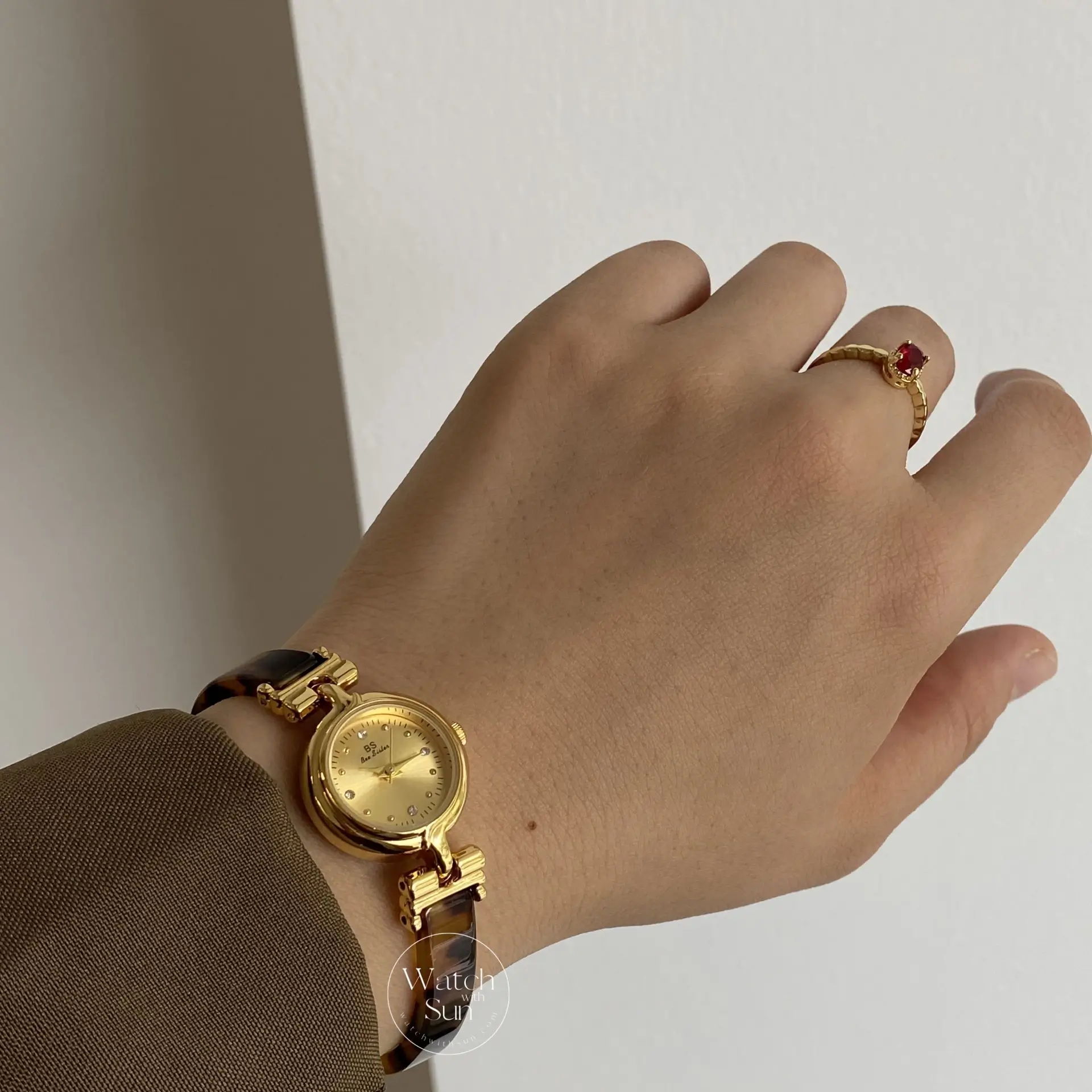 Irregular Resin Small Round Face Bracelet Watch