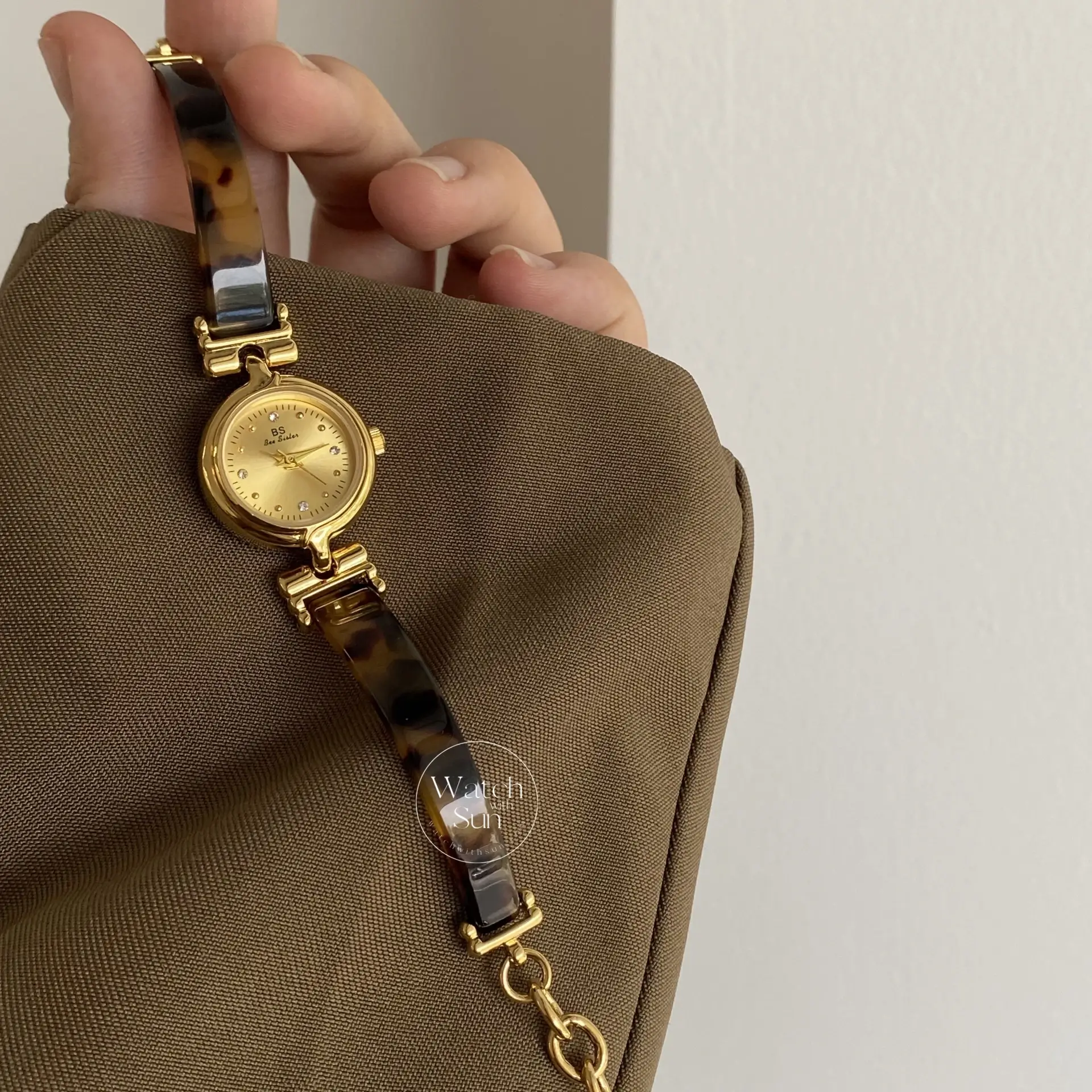 Irregular Resin Small Round Face Bracelet Watch