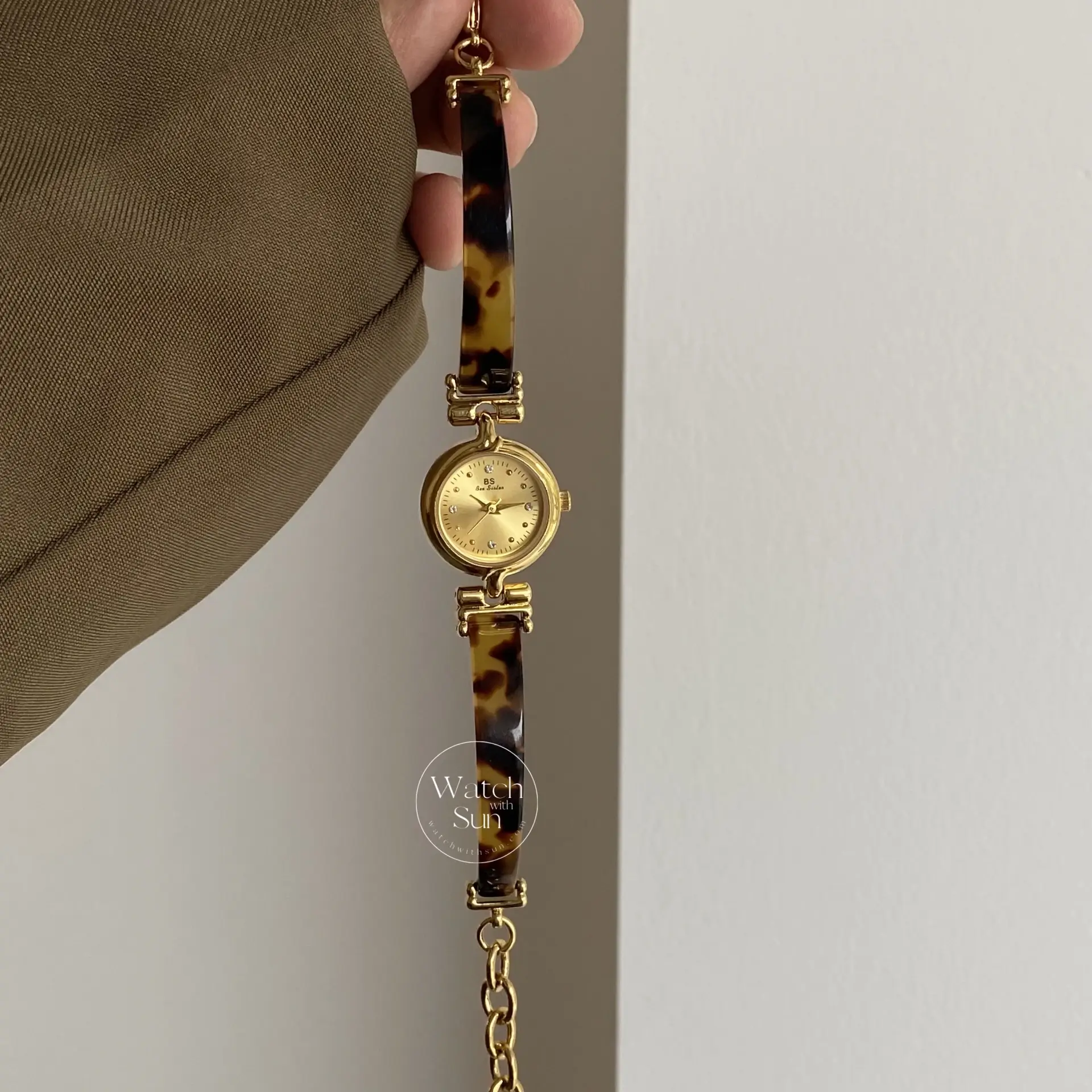 Irregular Resin Small Round Face Bracelet Watch
