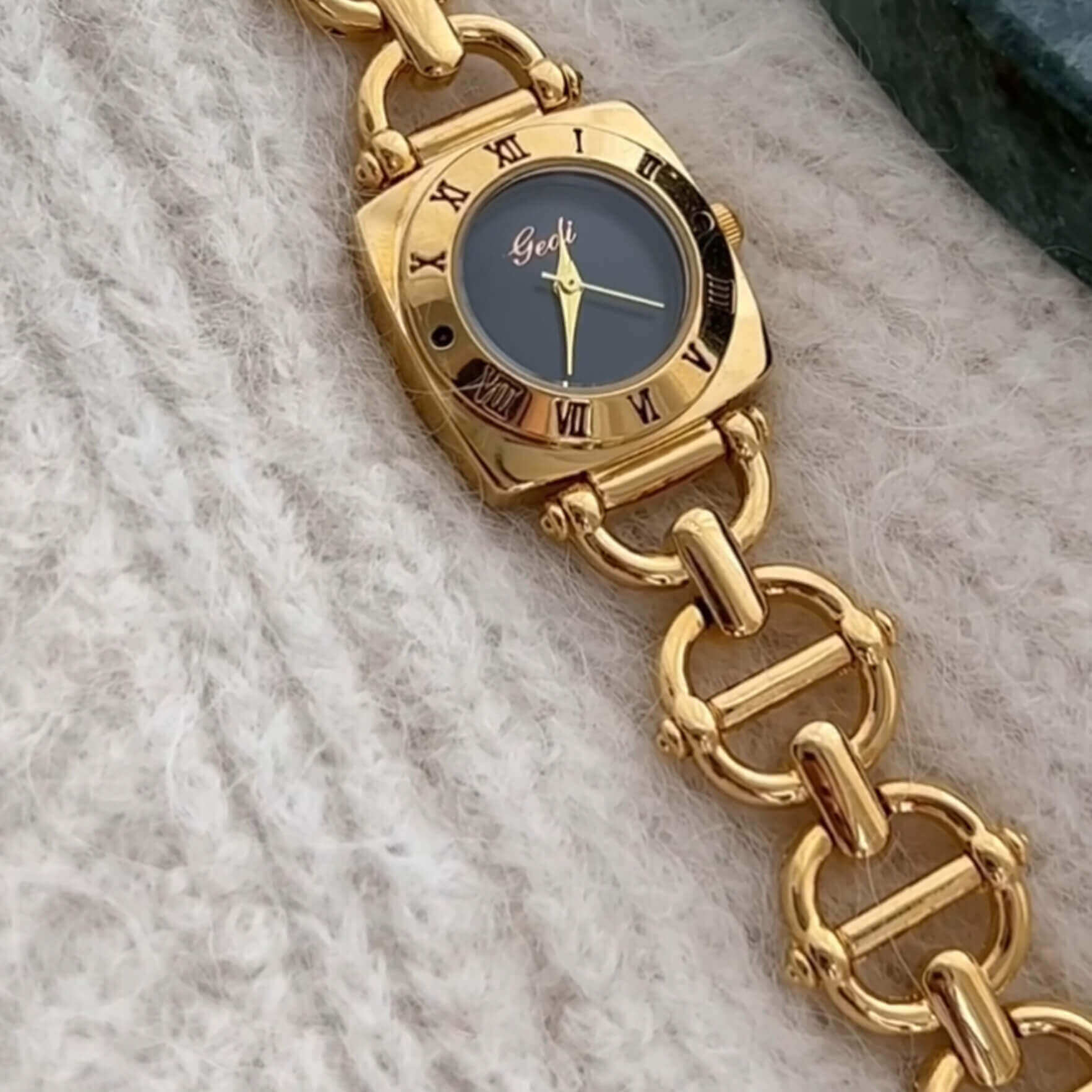 Women’s Chic Gold Emerald Green Round Chain Watch