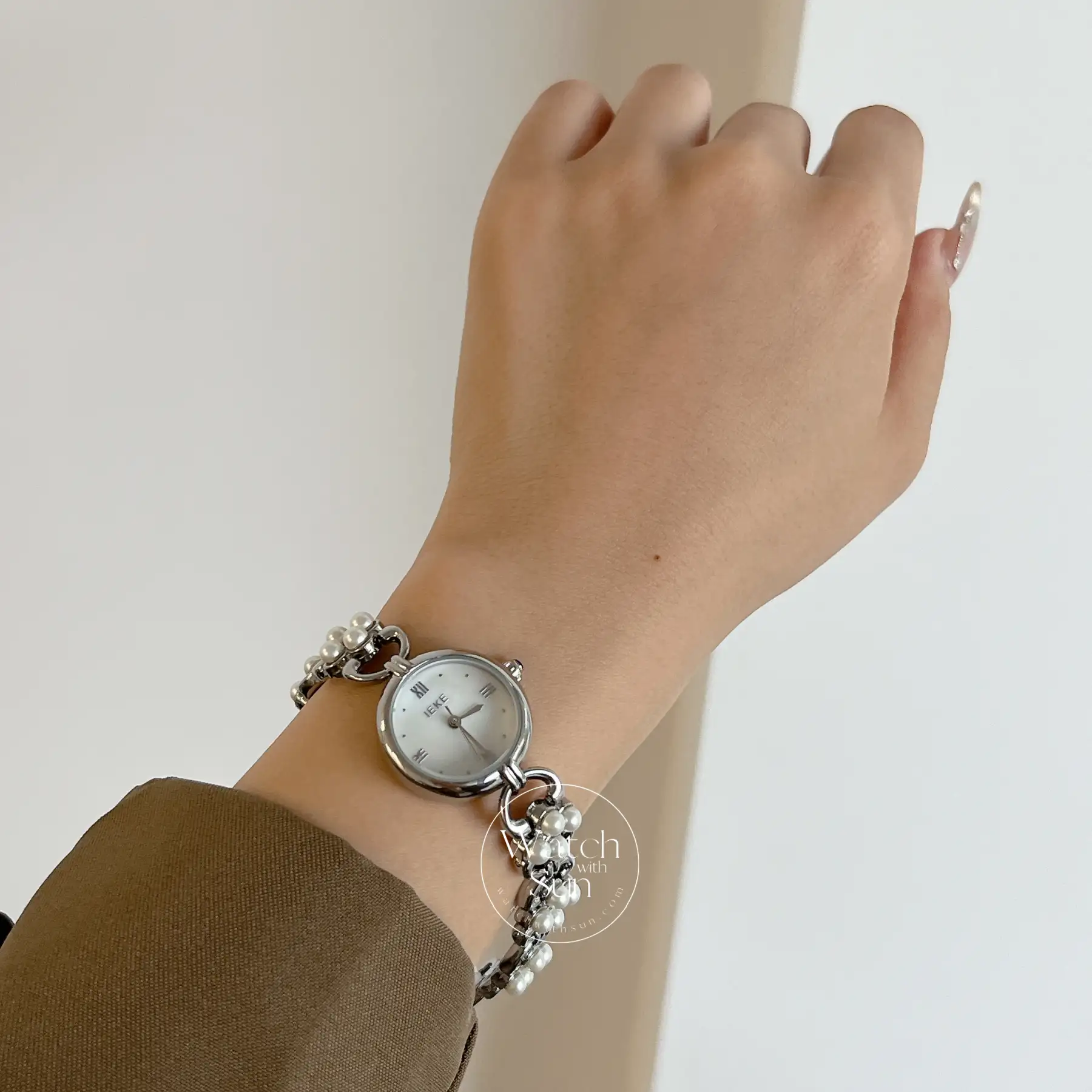 Round Face Chic Pearl Bracelet Watch