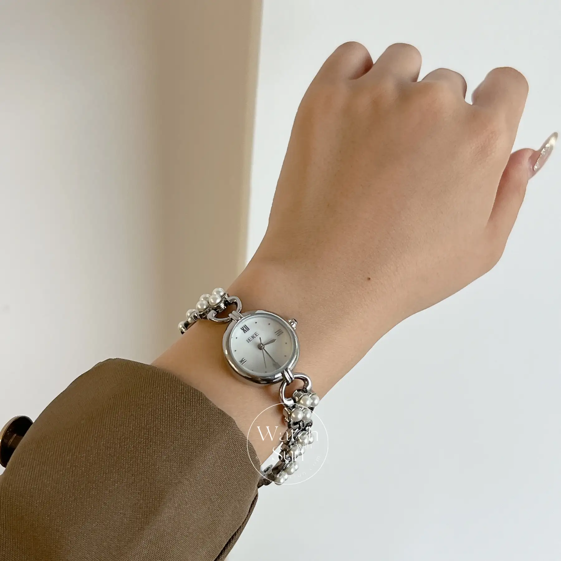 Round Face Chic Pearl Bracelet Watch