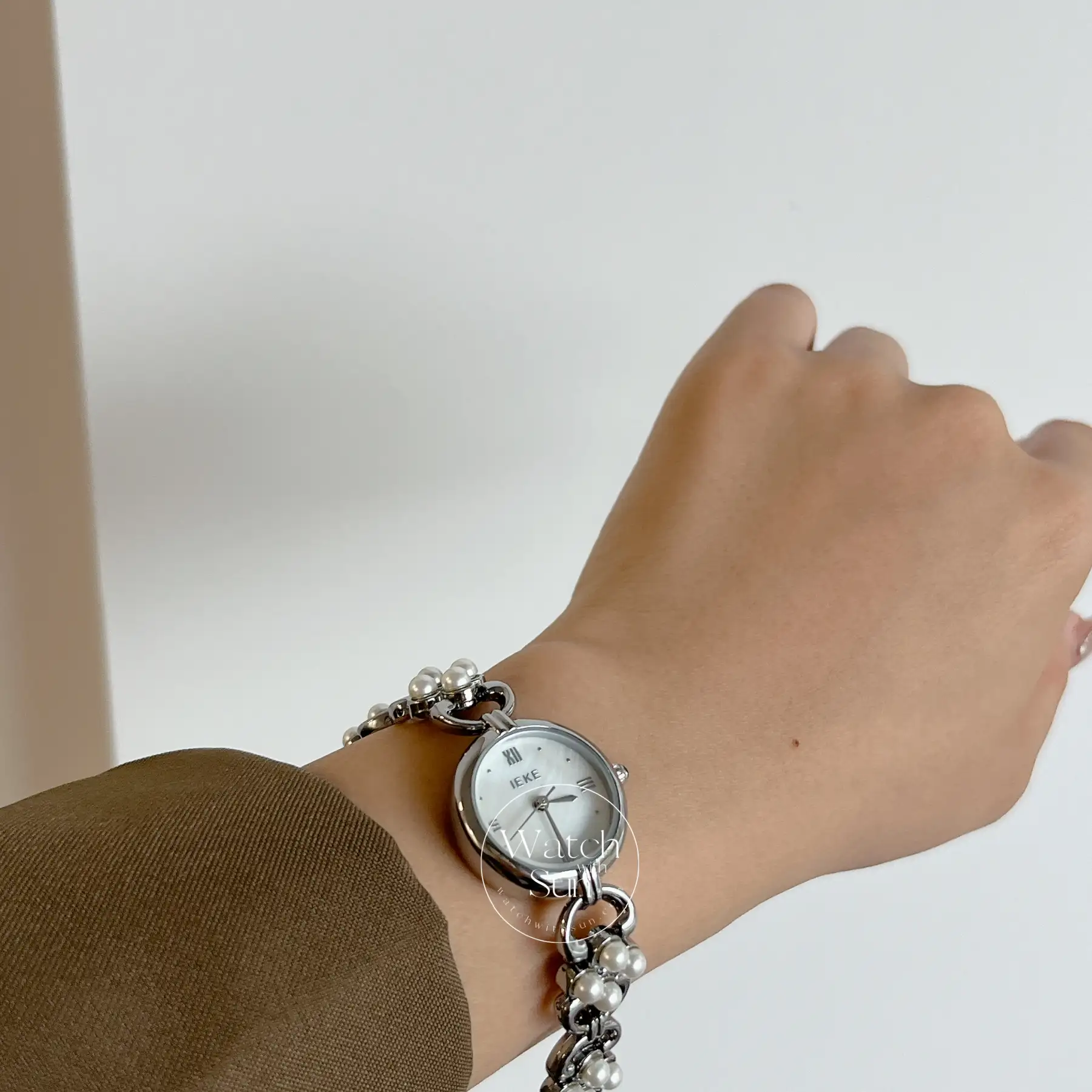 Round Face Chic Pearl Bracelet Watch