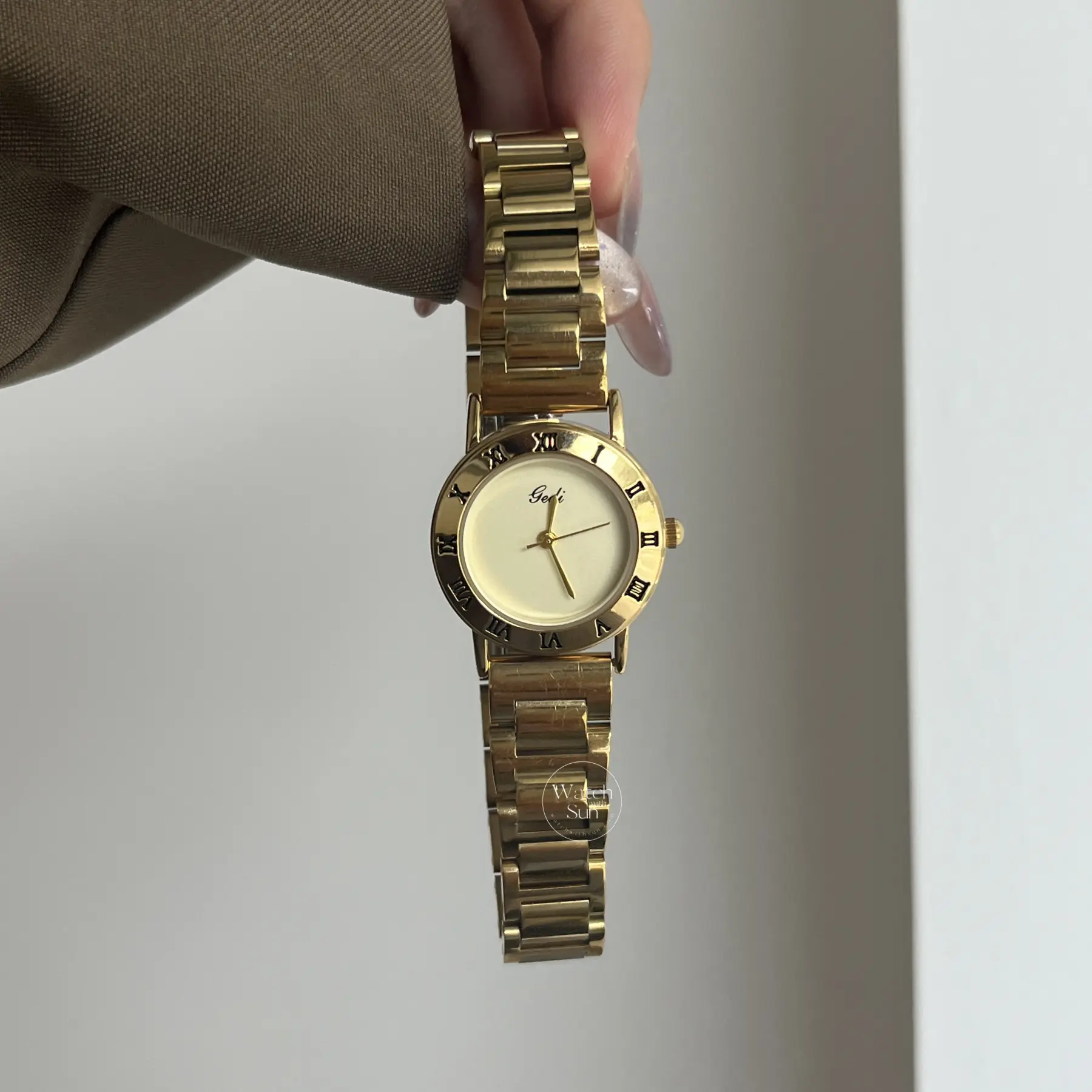 Vintage Style Round Face Gold Bracelet Watch