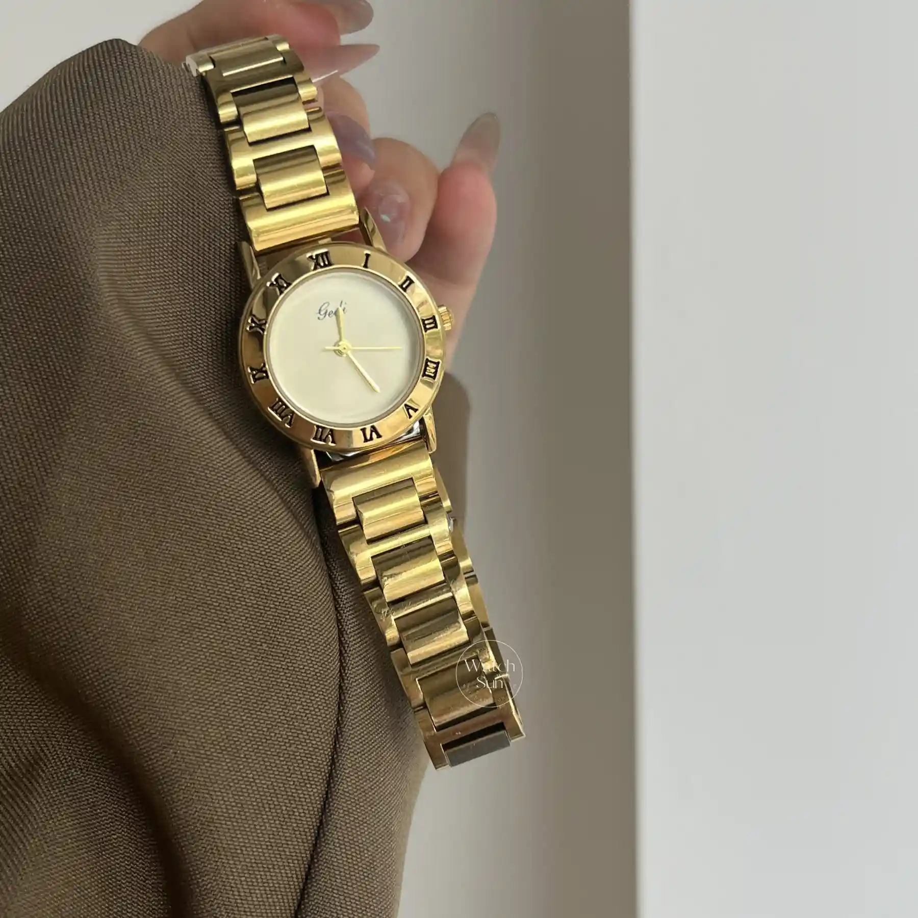 Vintage Style Round Face Gold Bracelet Watch