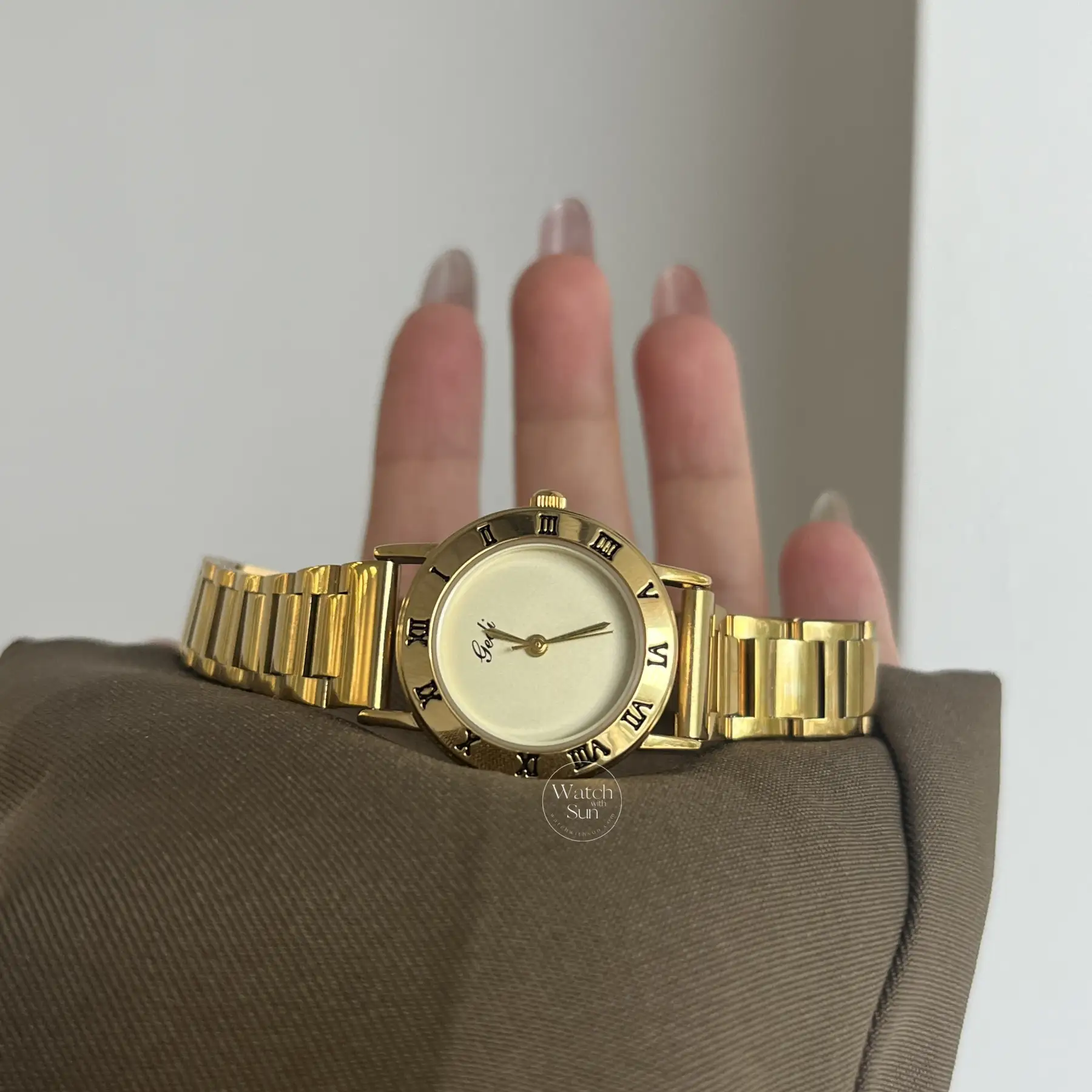 Vintage Style Round Face Gold Bracelet Watch