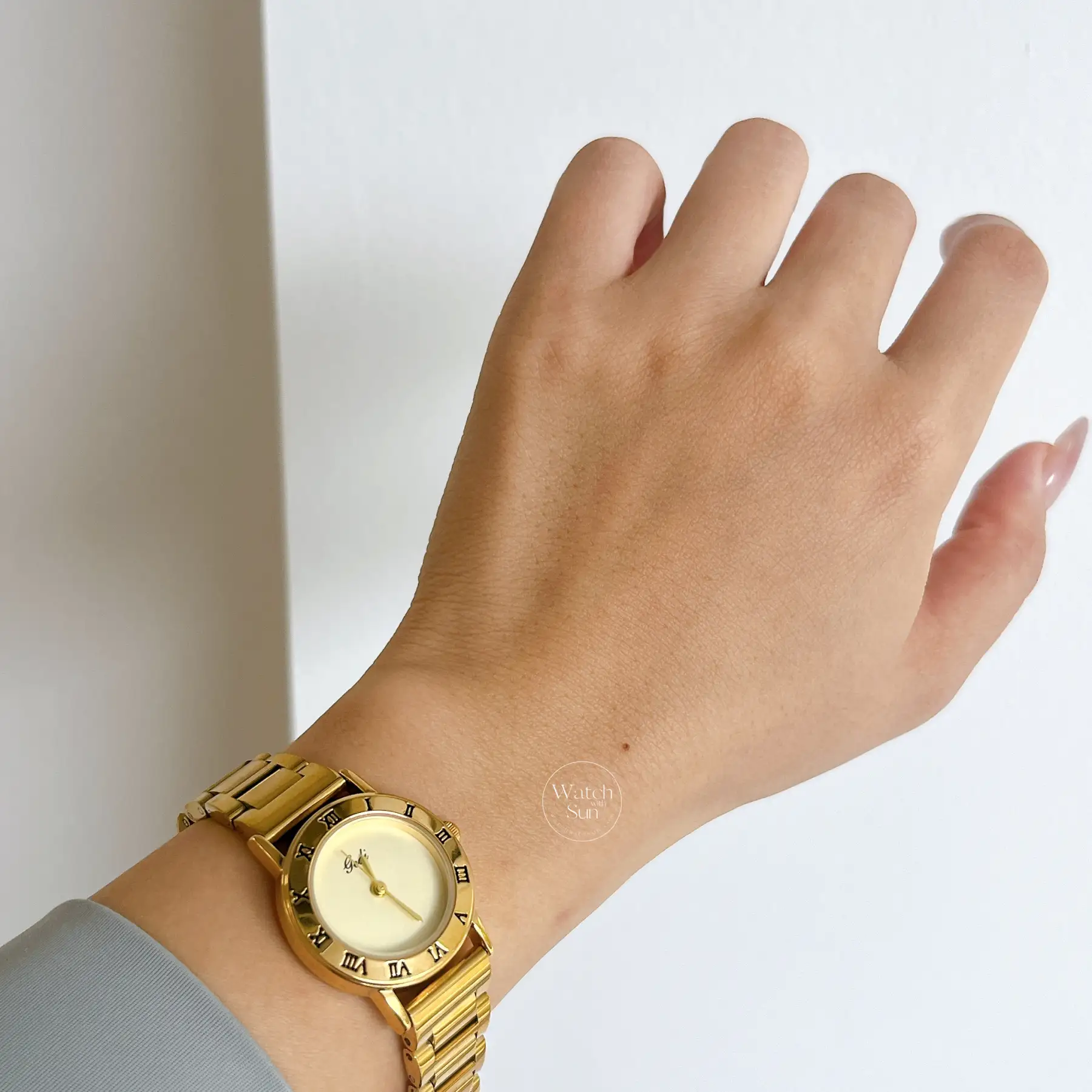 Vintage Style Round Face Gold Bracelet Watch