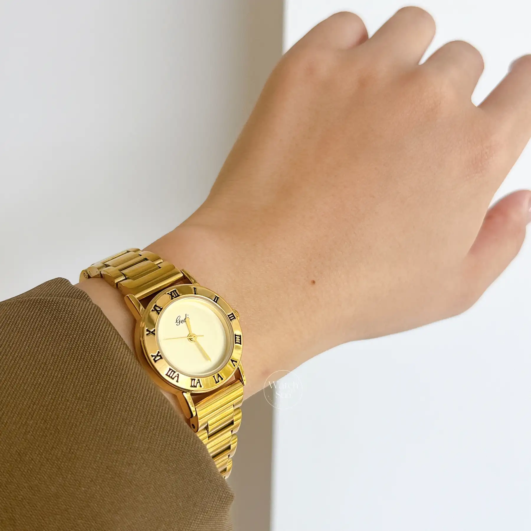 Vintage Style Round Face Gold Bracelet Watch