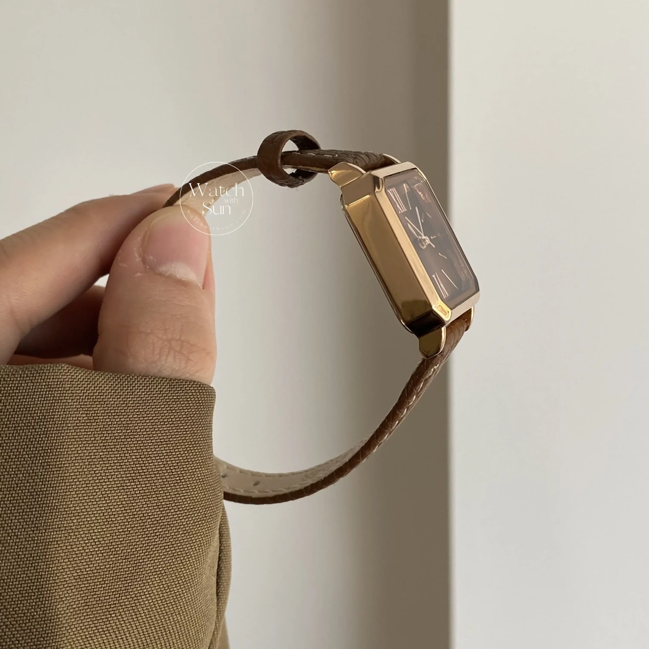 Classic Brown/Pink/Blue/Black/Green Round Genuine Leather Watch