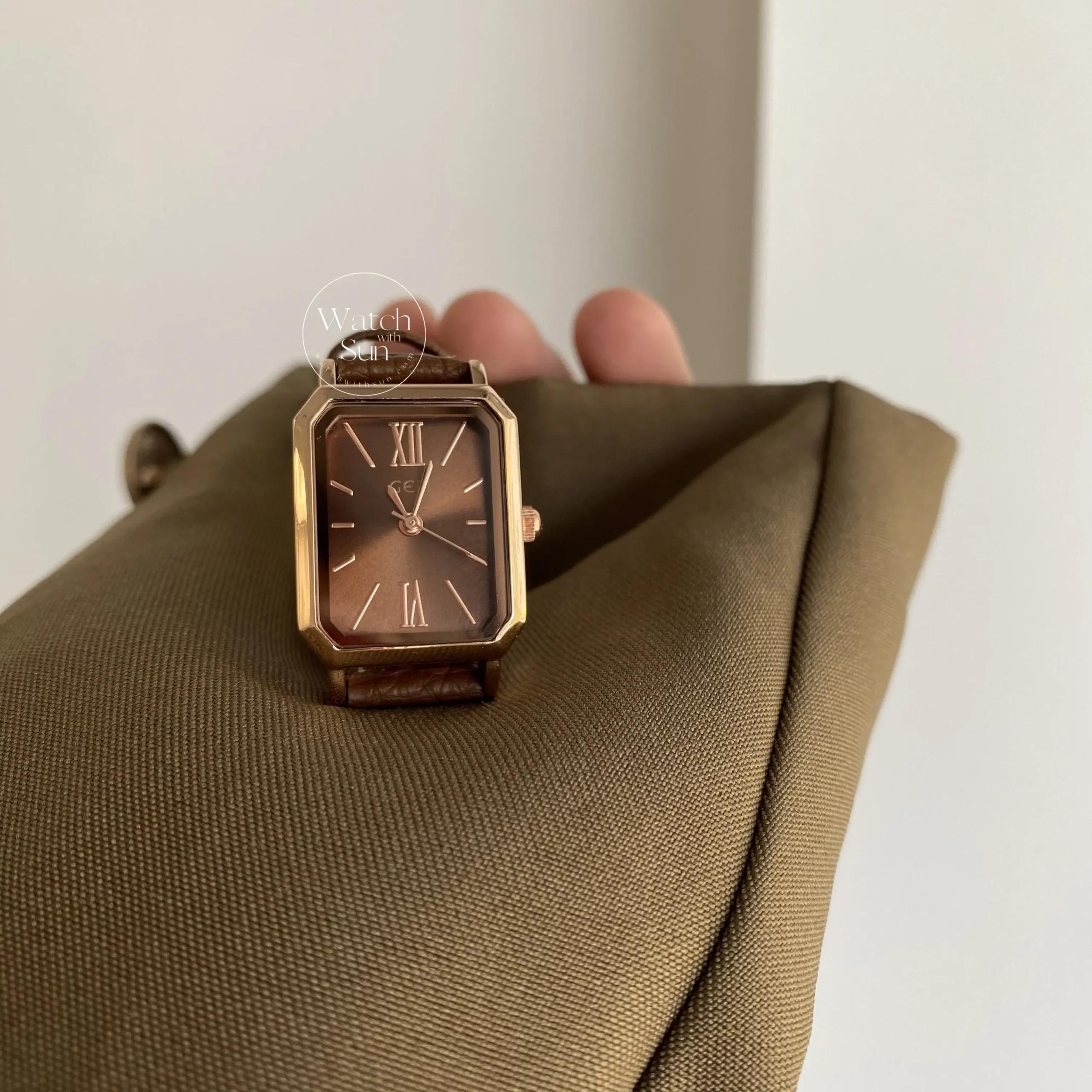 Classic Brown/Pink/Blue/Black/Green Round Genuine Leather Watch