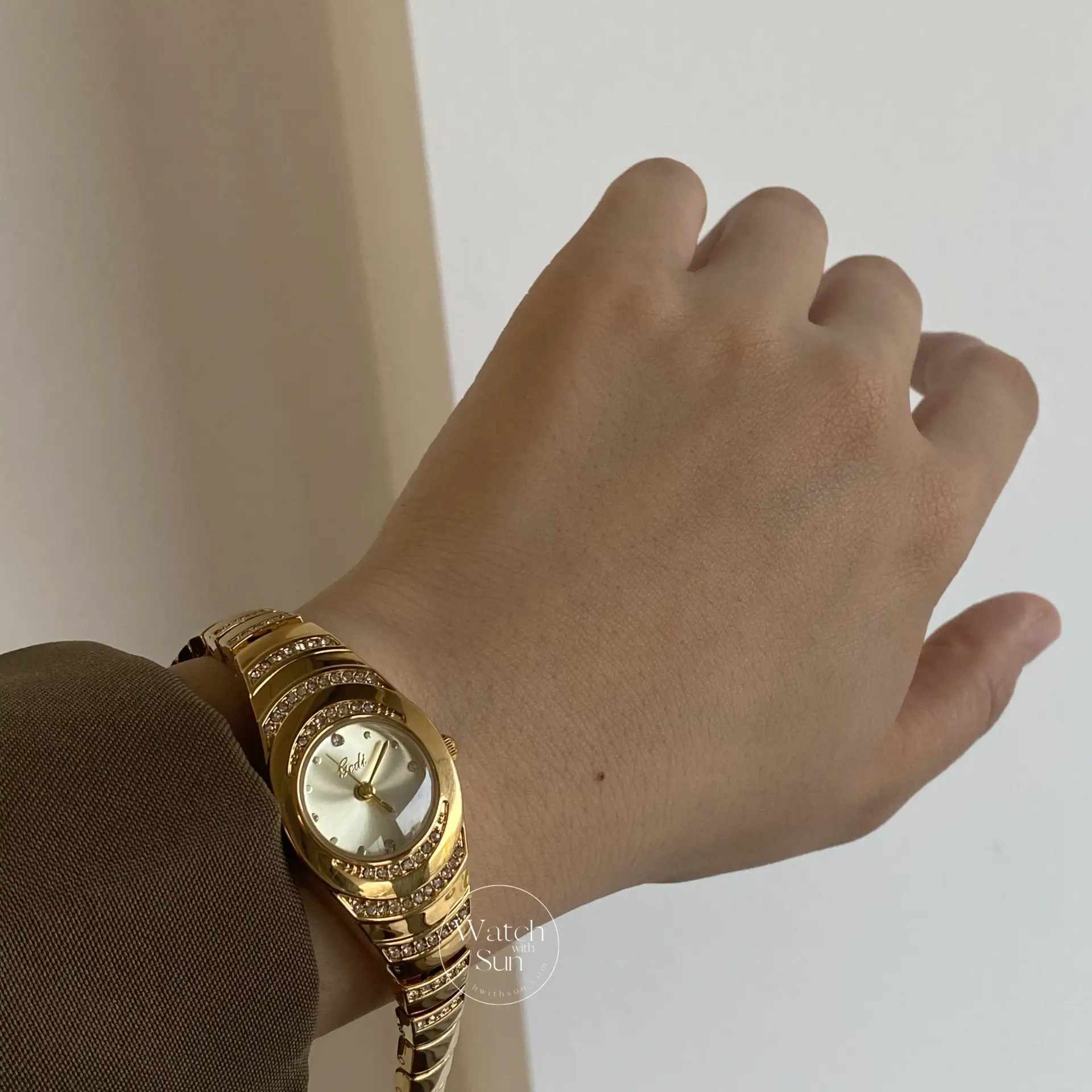 Vintage Gold/White Round Face Bracelet Watch for Women