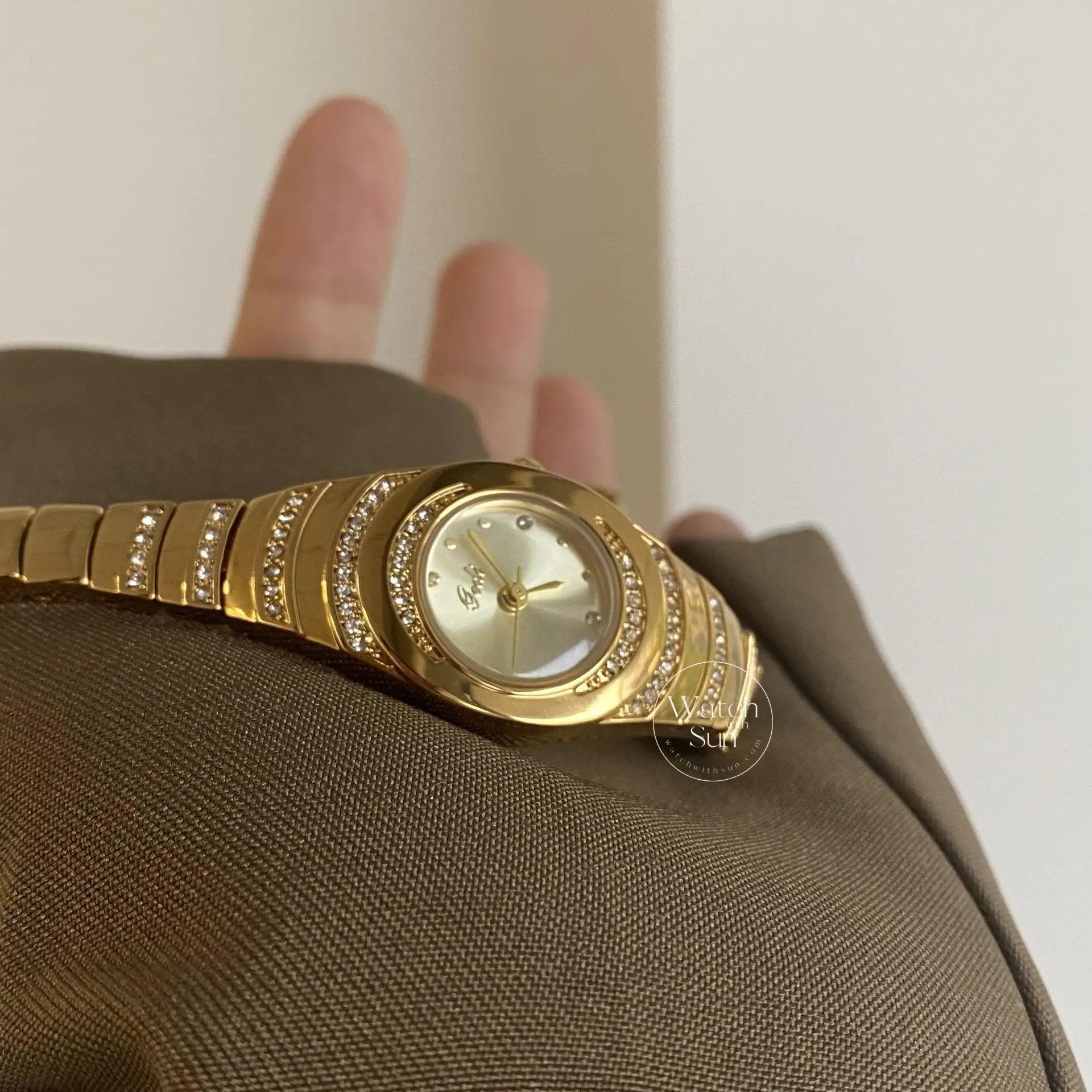 Vintage Gold/White Round Face Bracelet Watch for Women