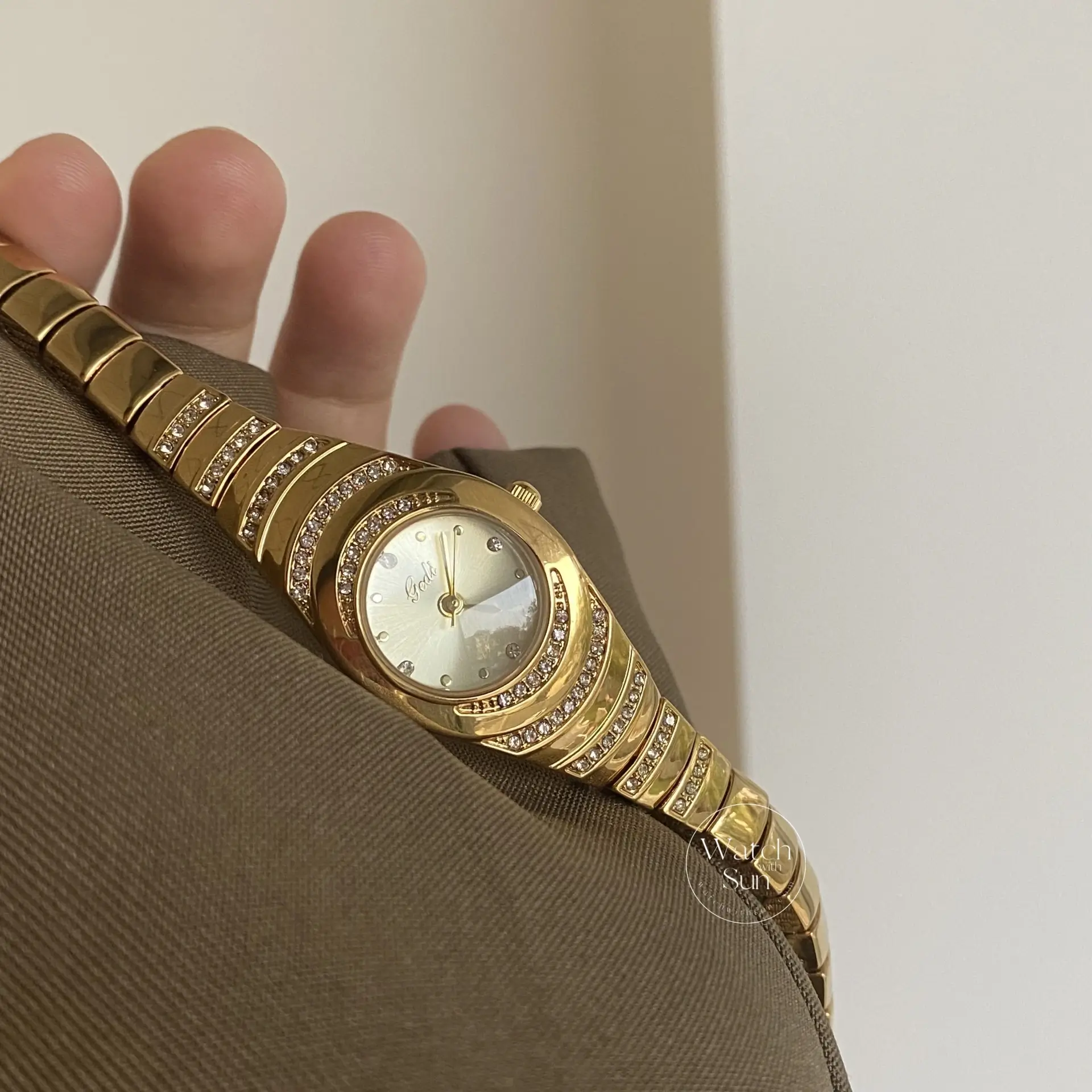 Vintage Gold/White Round Face Bracelet Watch for Women