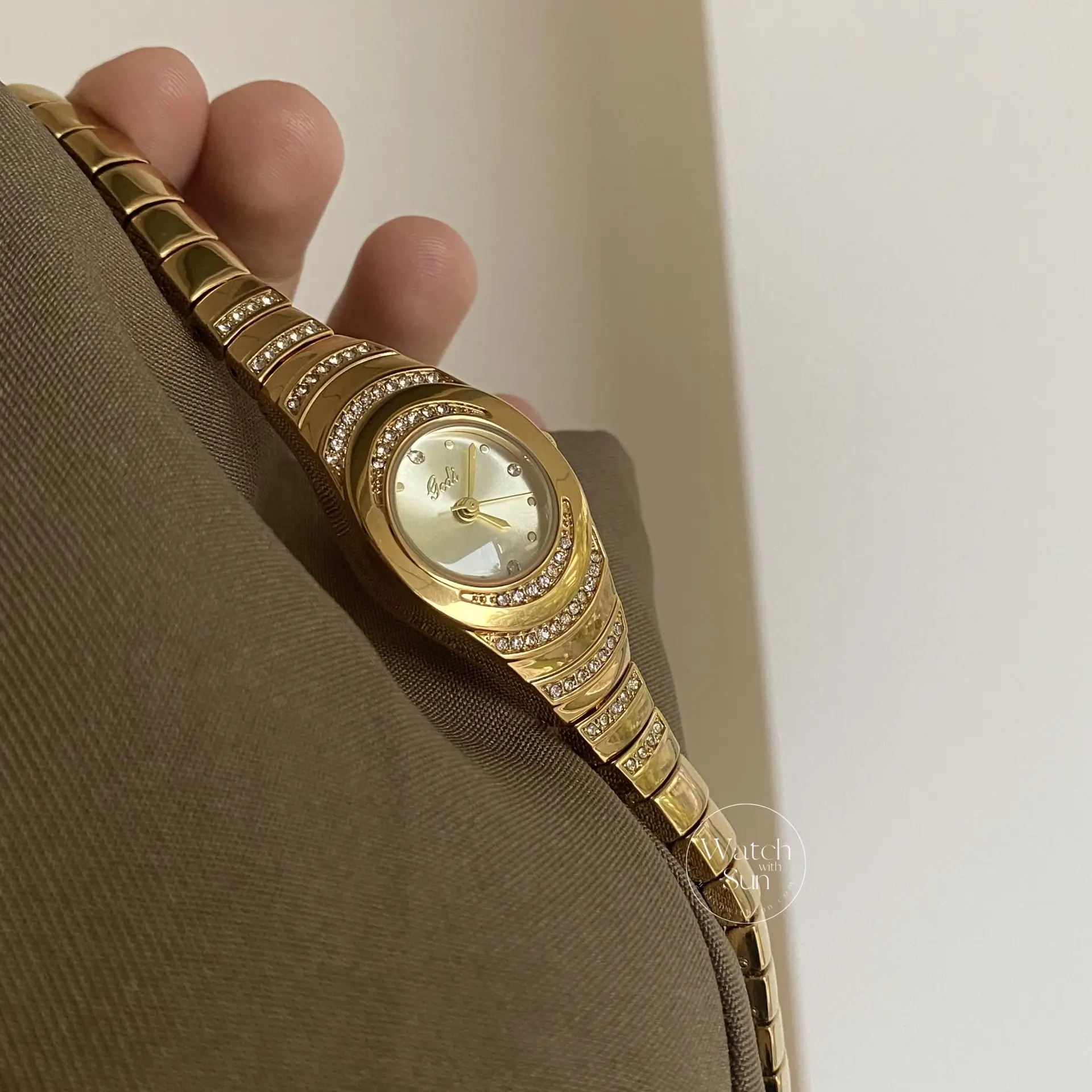 Vintage Gold/White Round Face Bracelet Watch for Women