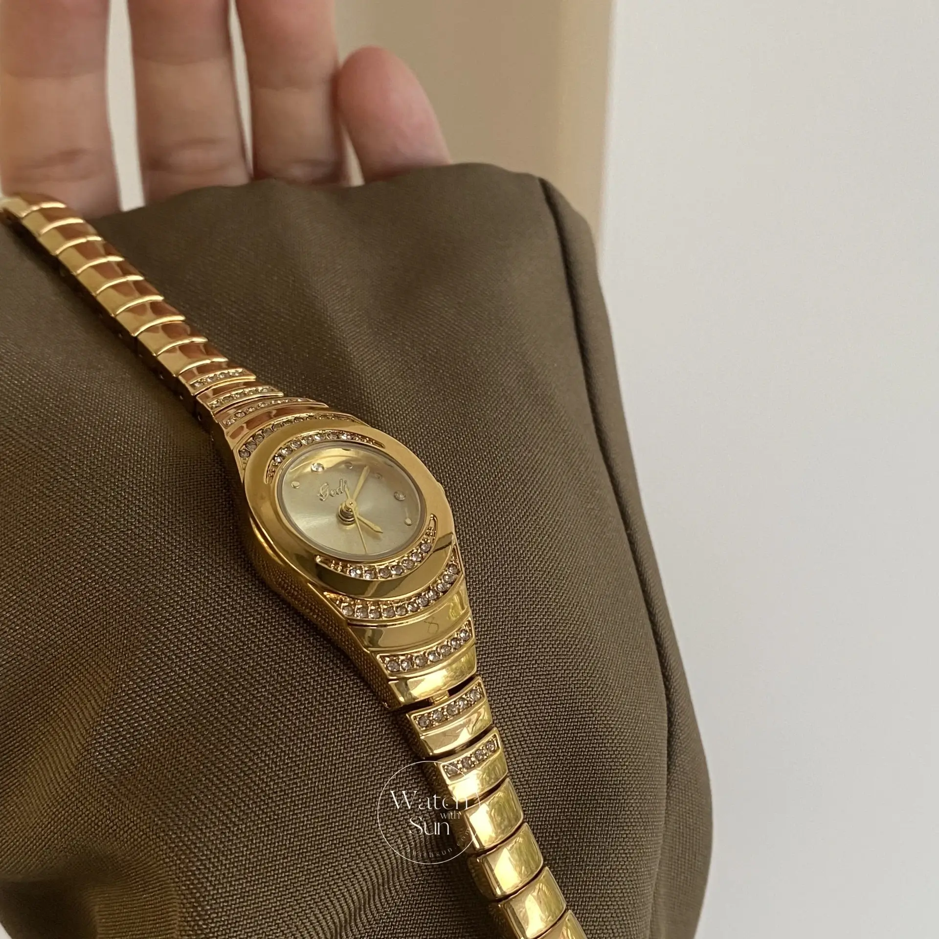 Vintage Gold/White Round Face Bracelet Watch for Women