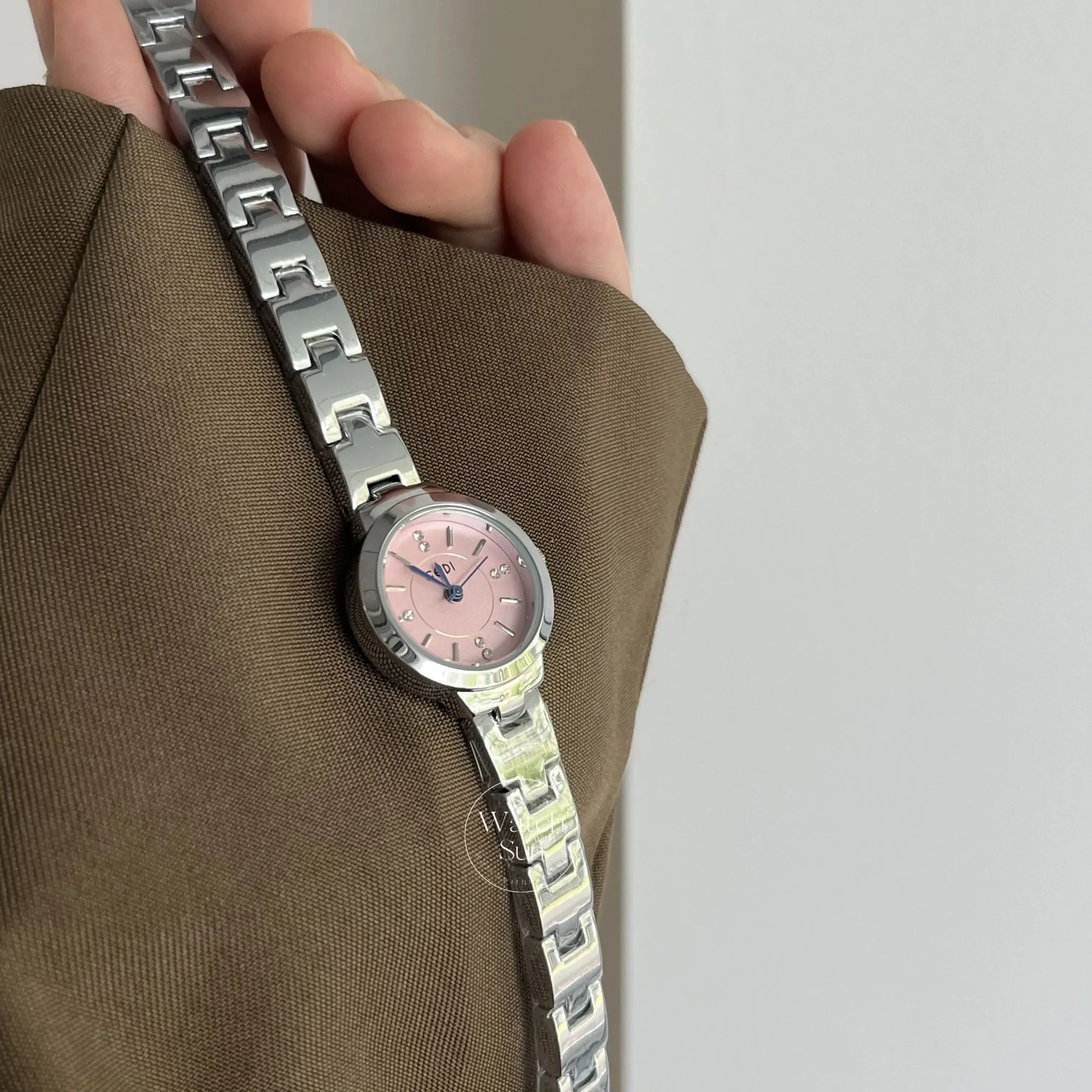 Chic Silver-Pink/Blue/White Round Face Bracelet Watch